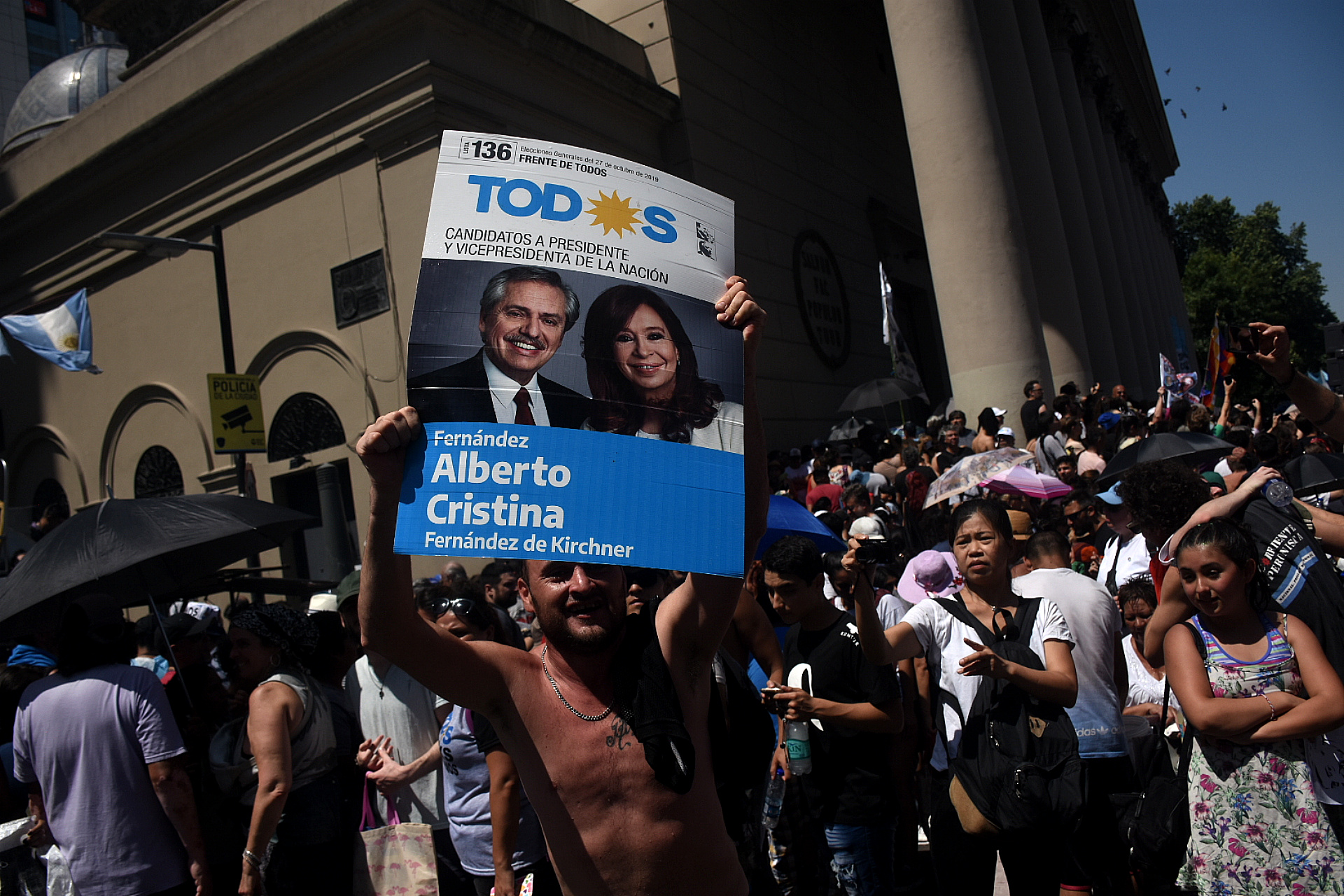 Una persona alza un cartel con la boleta de la fórmula ganadora de las últimas elecciones