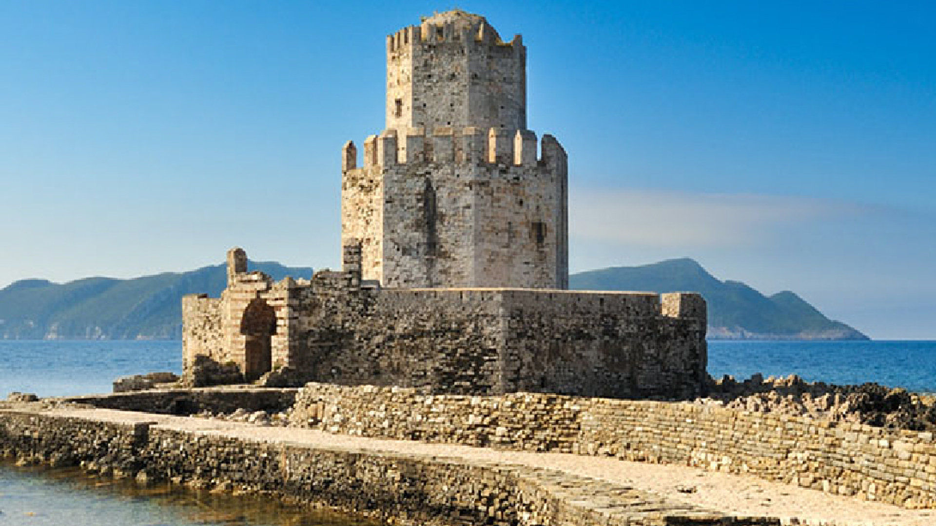 La ciudad de Methoni tiene un pasado mitológico. Está en el extremo sudoeste de Mesenia y cuenta con un excelente puerto enfrente de la isla de Sapienza