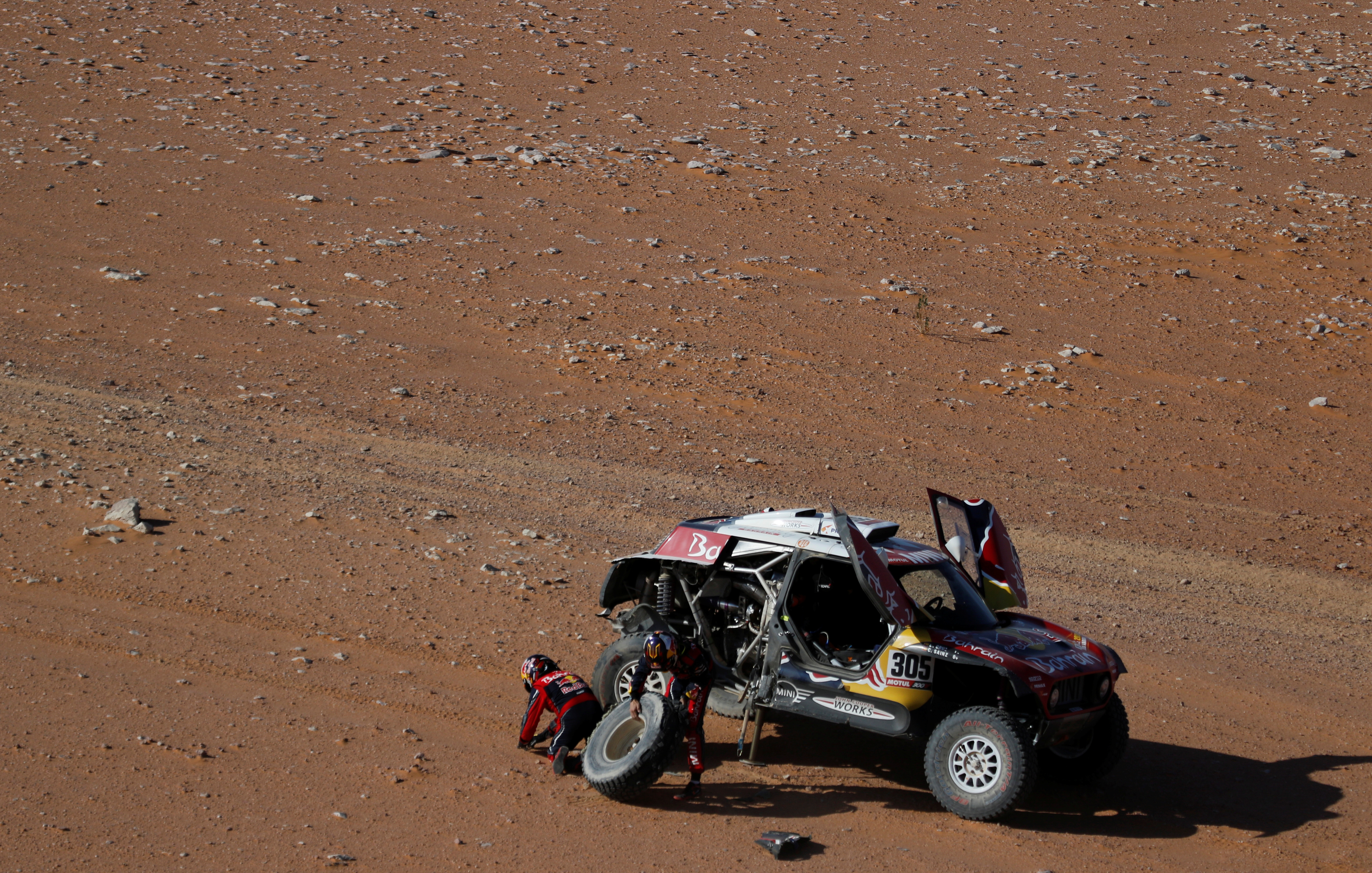 Por culpa de un neumático hecho trizas, sumado a un pequeño despiste al inicio de la etapa, Sainz perdió prácticamente toda la renta que tenía ganada respecto al qatarí Nasser Al Attiyah (Toyota), que hace dos días era de diez minutos y ahora se vio reducida a la mínima expresión, solo 24 segundos