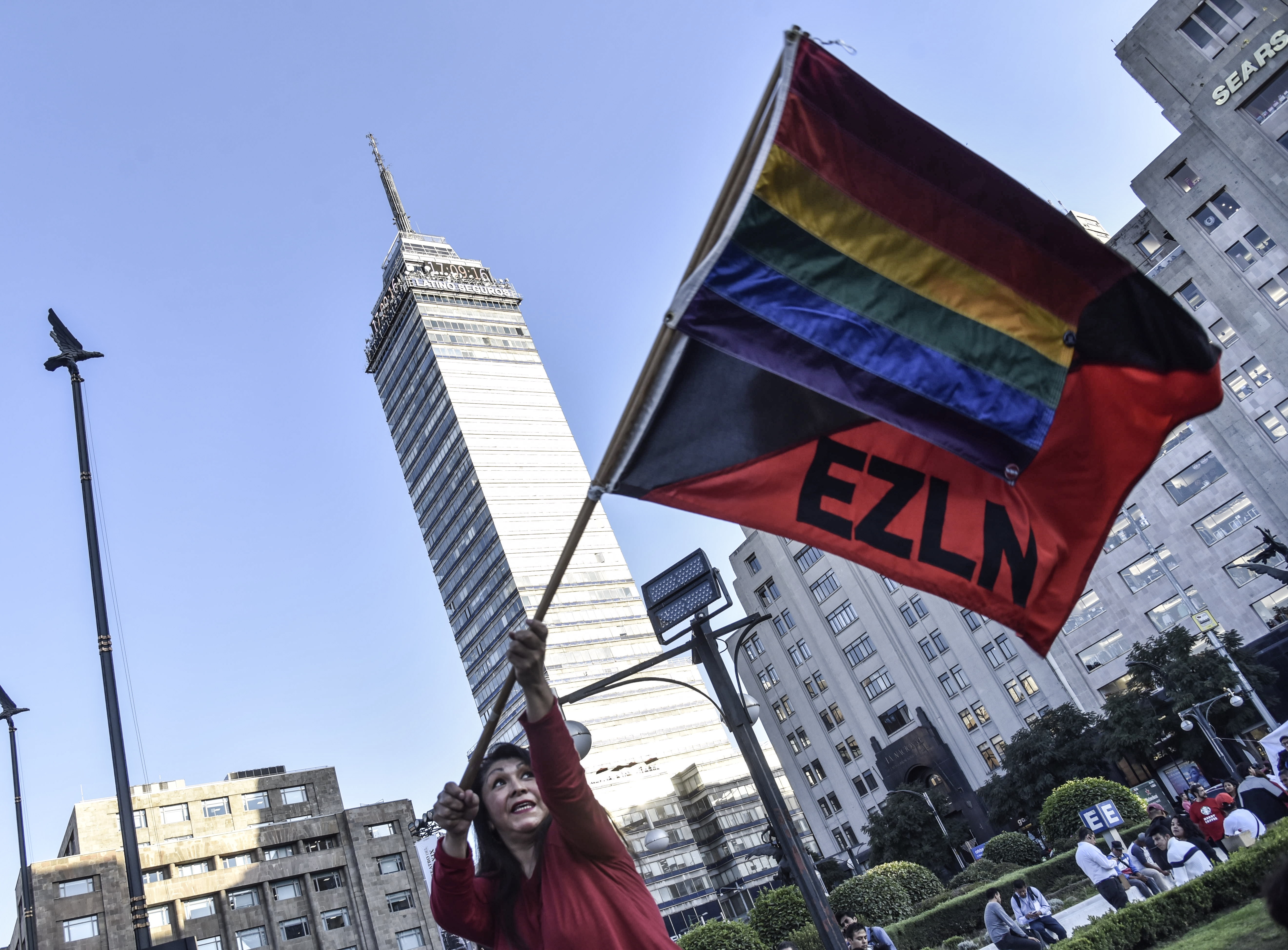Mujer onde una bandera del EZLN y de la comunidad lésbico Gay (Foto: Mario Jasso/Cuartoscuro)