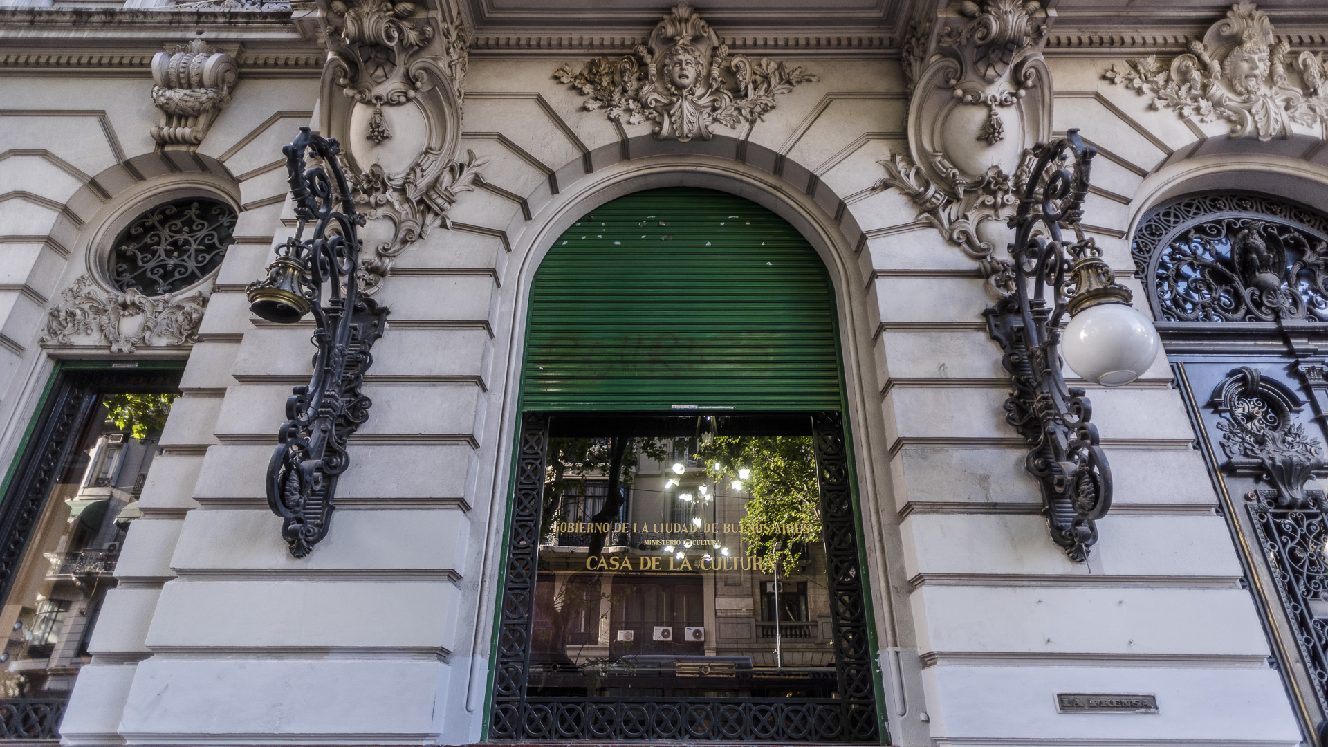 EDIFICIO DIARIO LA PRENSA. El edificio construido a instancias de su propietario José C. Paz y proyectado en París, fue adaptado al terreno en la Argentina por los ingenieros Carlos Agote y Alberto Gainza -egresados de L´Ecole des Beaux Arts de París- para ser la nueva sede de uno de los diarios más importantes del país, en la recién inaugurada Avenida de Mayo (1896), primer boulevard de la ciudad.
