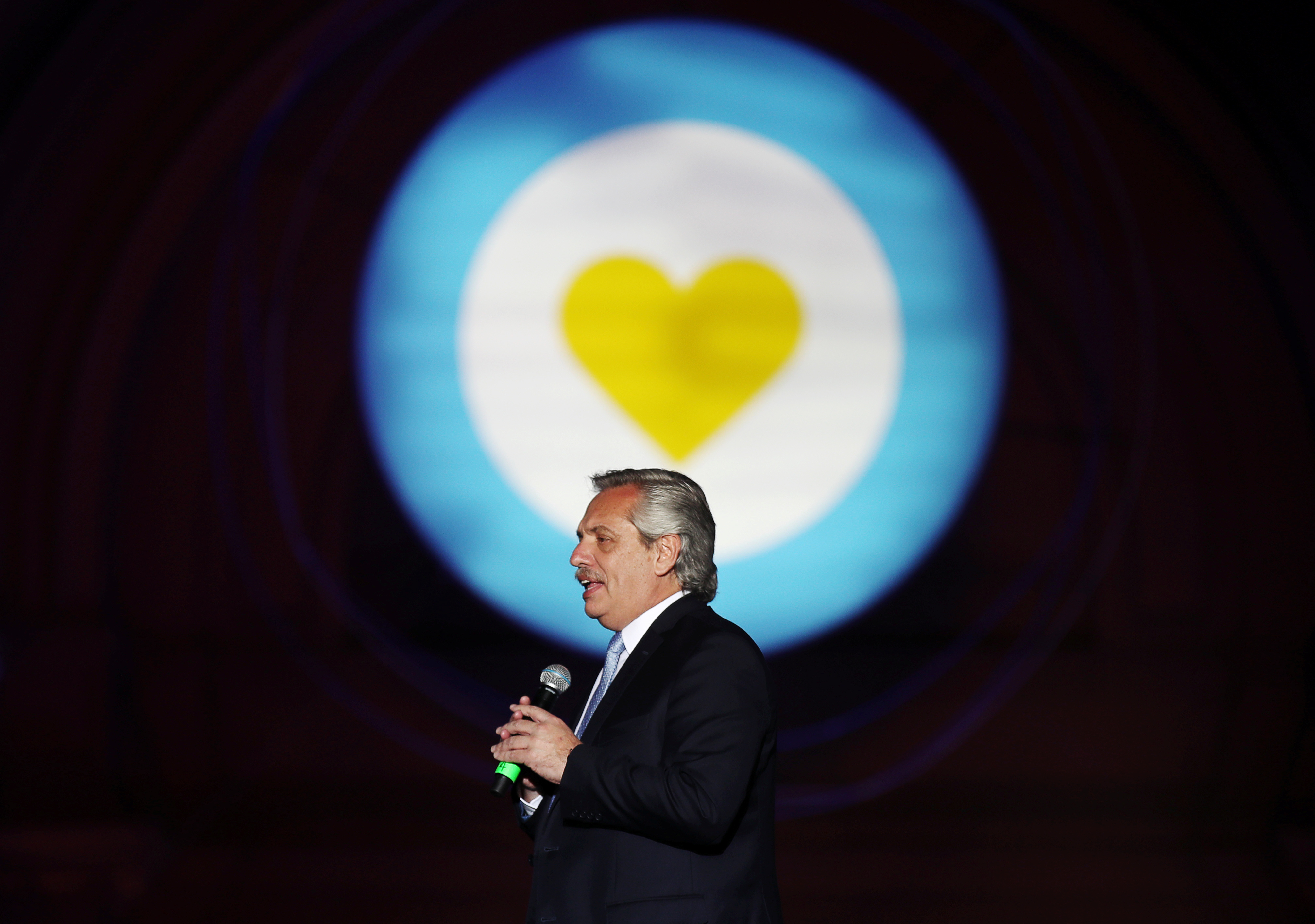 Alberto Fernández en el escenario (Foto: Reuters)