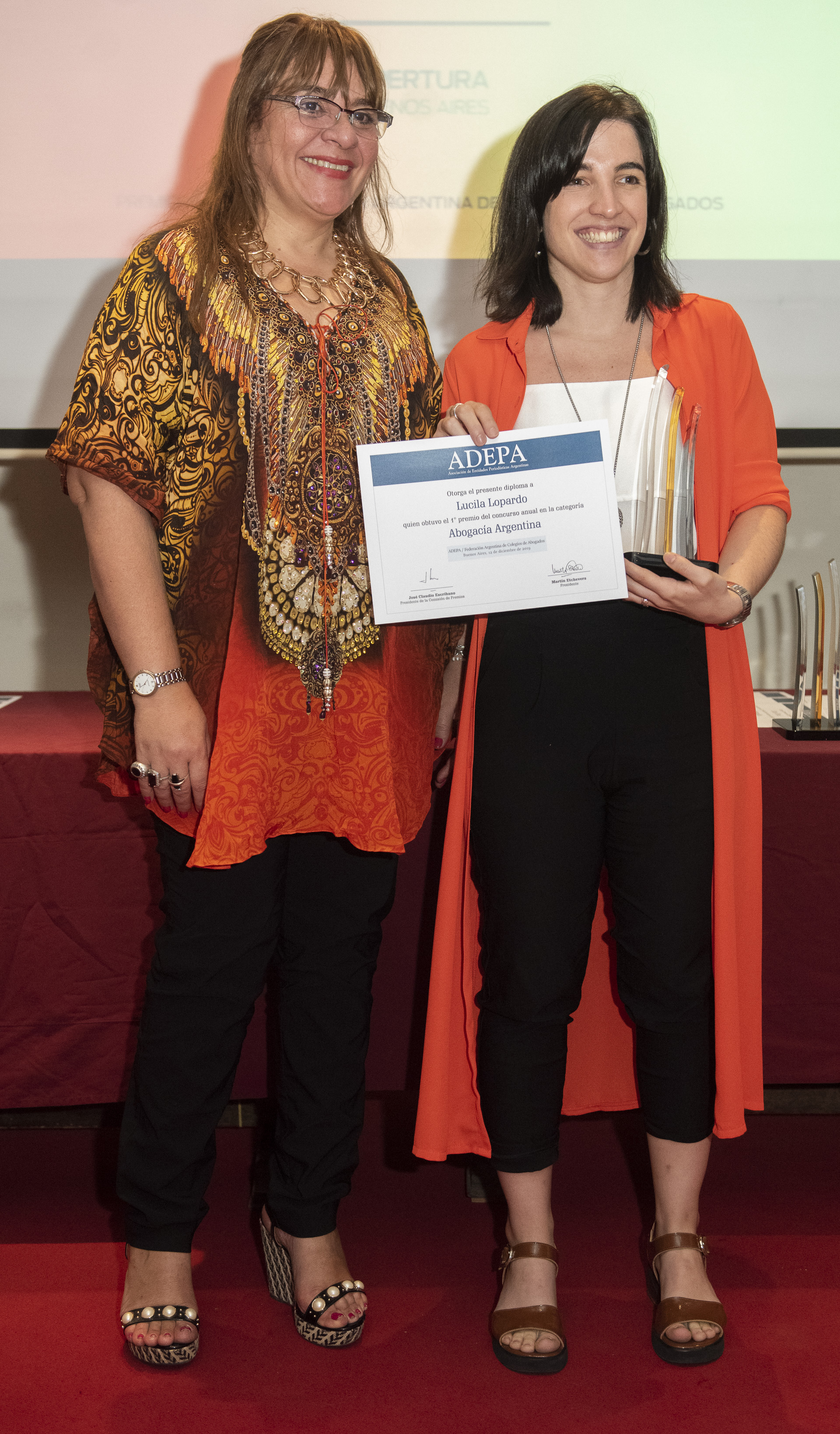 Lucila Lopardo de Apertura recibió el 1er. premio en la Categoría Abogacía Argentina. Entregó María de Luján Molina, prosecretaria de Federación Argentina de Colegios de Abogados