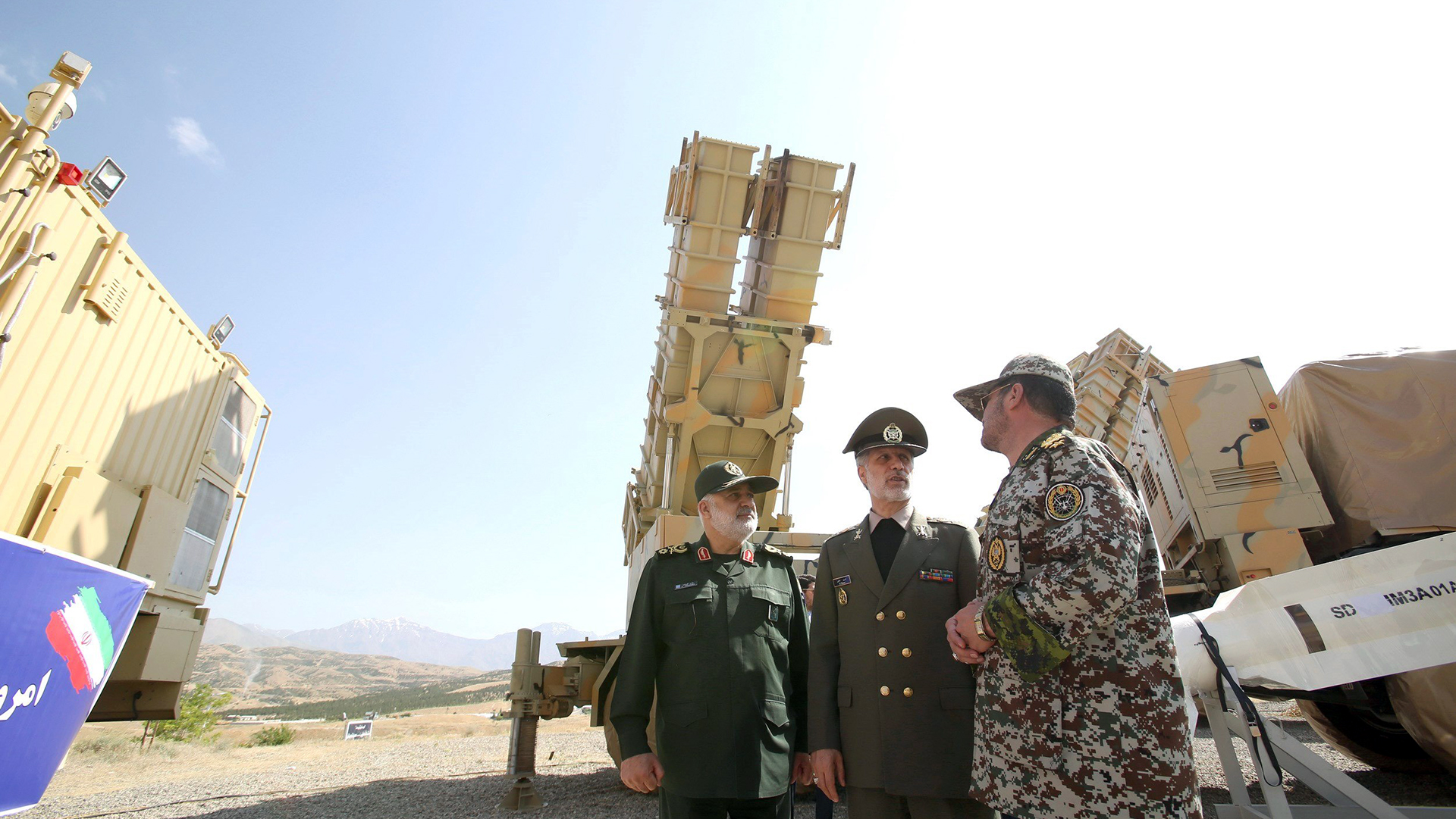 El ministro iraní de Defensa, Amir Hatamí y otros militares junto a un sistema de defensa área similar al que derribó el avión ucraniano cuando salía del aeropuerto internacional de Teherán. EFE/Mº Defensa Irán.
