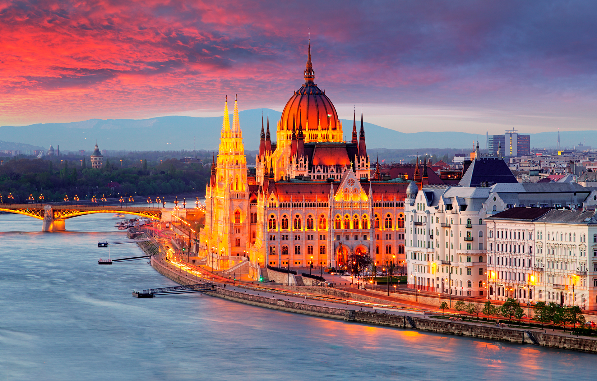 Muchos de los baños termales de Budapest cuestan solo unos centavos en comparación con la Laguna Azul de Islandia. Otras atracciones incluyen la estación de Keleti y una gran cantidad de bares de vinos