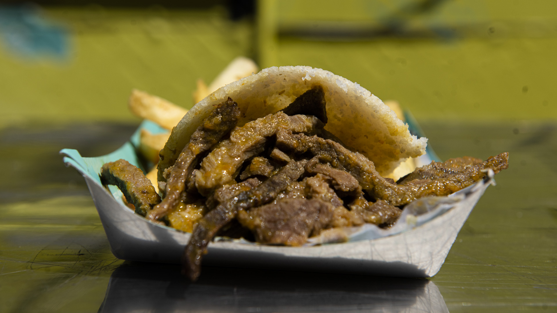 “Las arepas están hechas con harina de maíz y agua, que se cocinan en la plancha y los rellenos son argentinos de cordero con cebolla caramelizada o ternera con barbacoa. La arepa veggie, es un medallón de vegetales que se rellena con espinacas, garbanzos, arvejas y queso”, agregó sobre cómo están elaboradas sus arepas, otro de los platos típicos