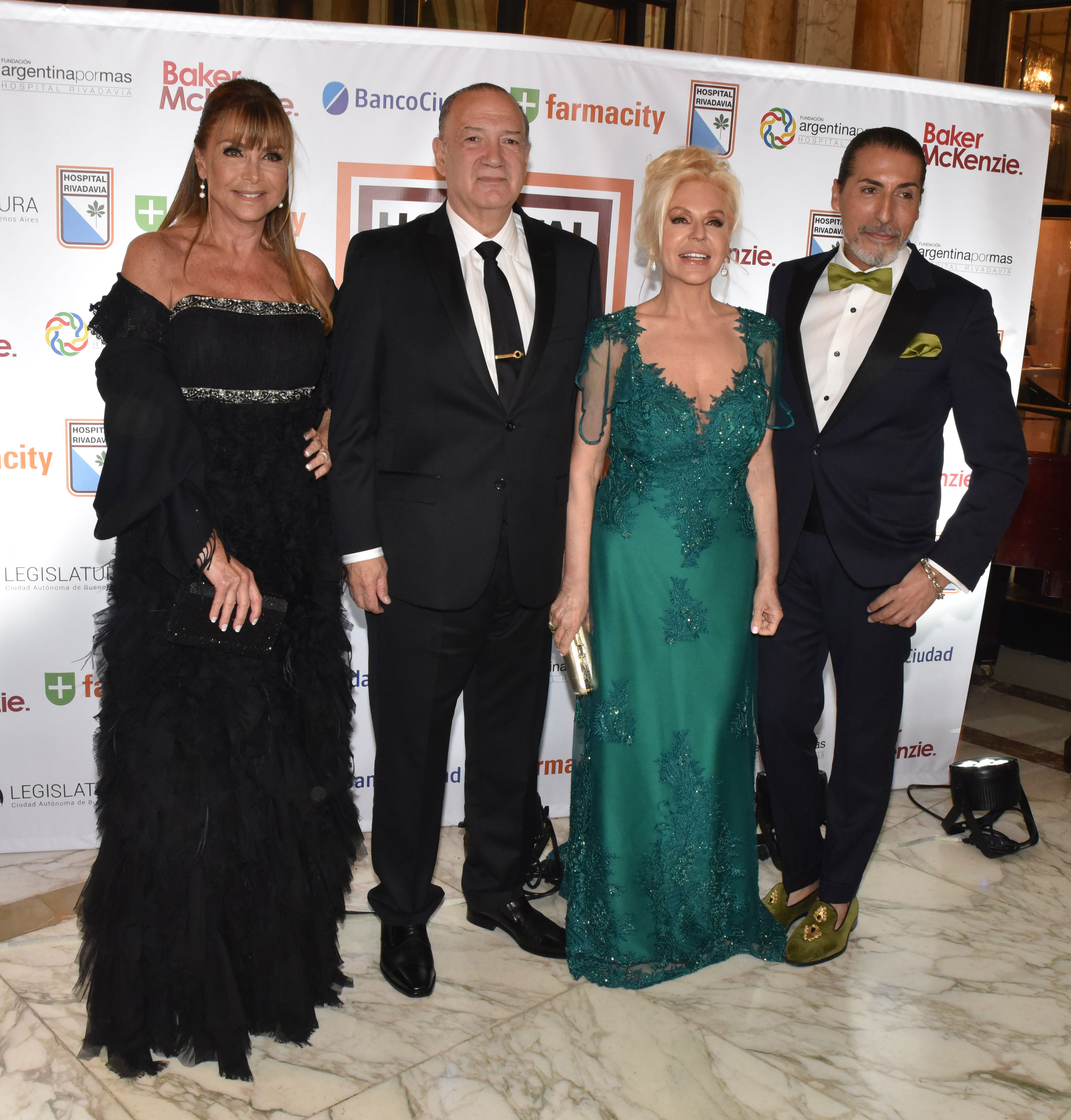 Los anfitriones junto a Elena Fortabat y Cesar Juricich