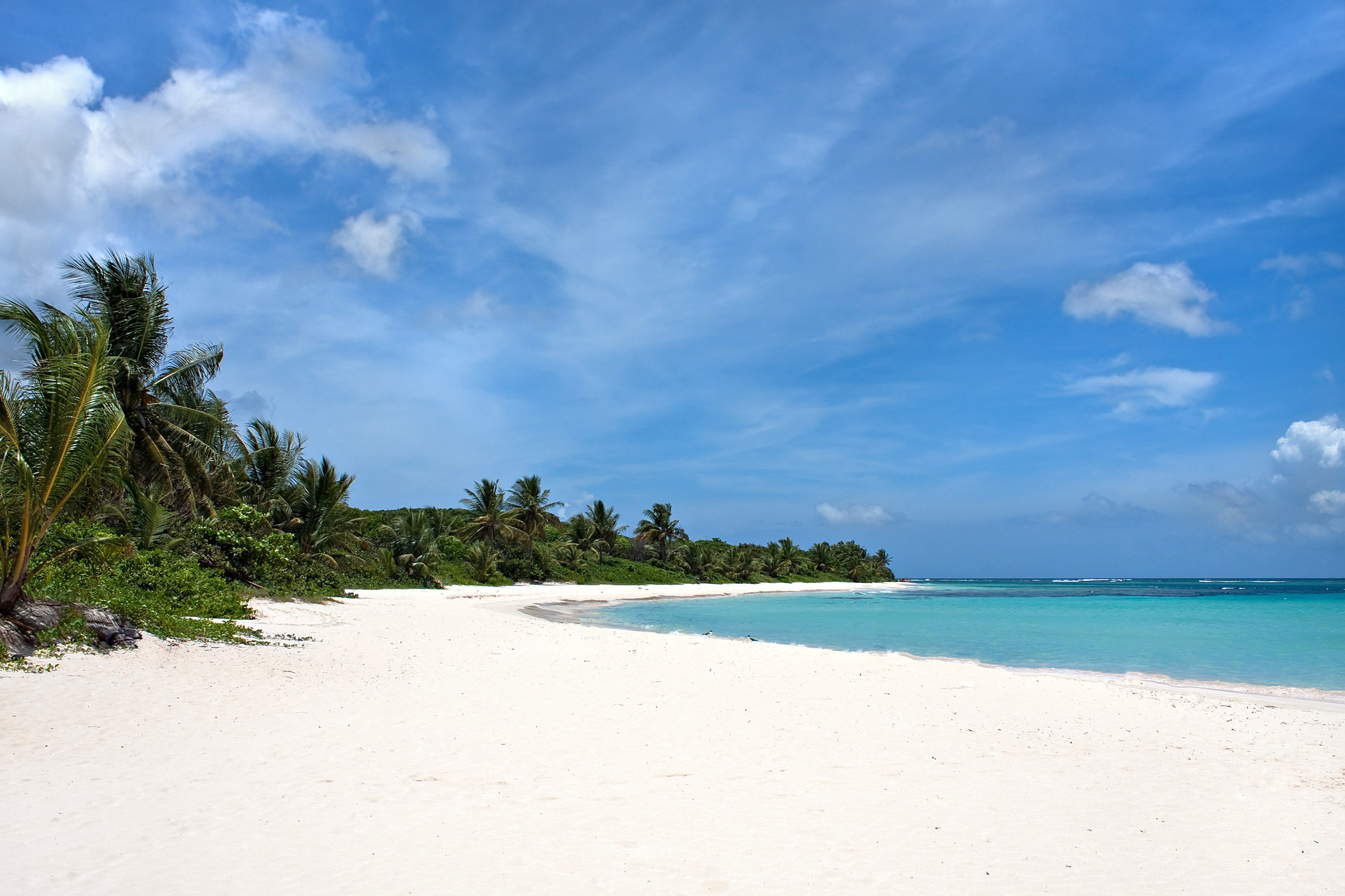 Flamenco es una playa en forma de media luna ubicada en la isla de Culebra, accesible en avión o ferry, lo que significa que su entorno aislado e inmaculado seguirá siendo naturalmente hermoso. Con una temperatura promedio de 29° C y una temperatura del agua de 27.5° C, los 1.6 km de costa de Flamenco atraen a los viajeros que buscan el día perfecto en la playa