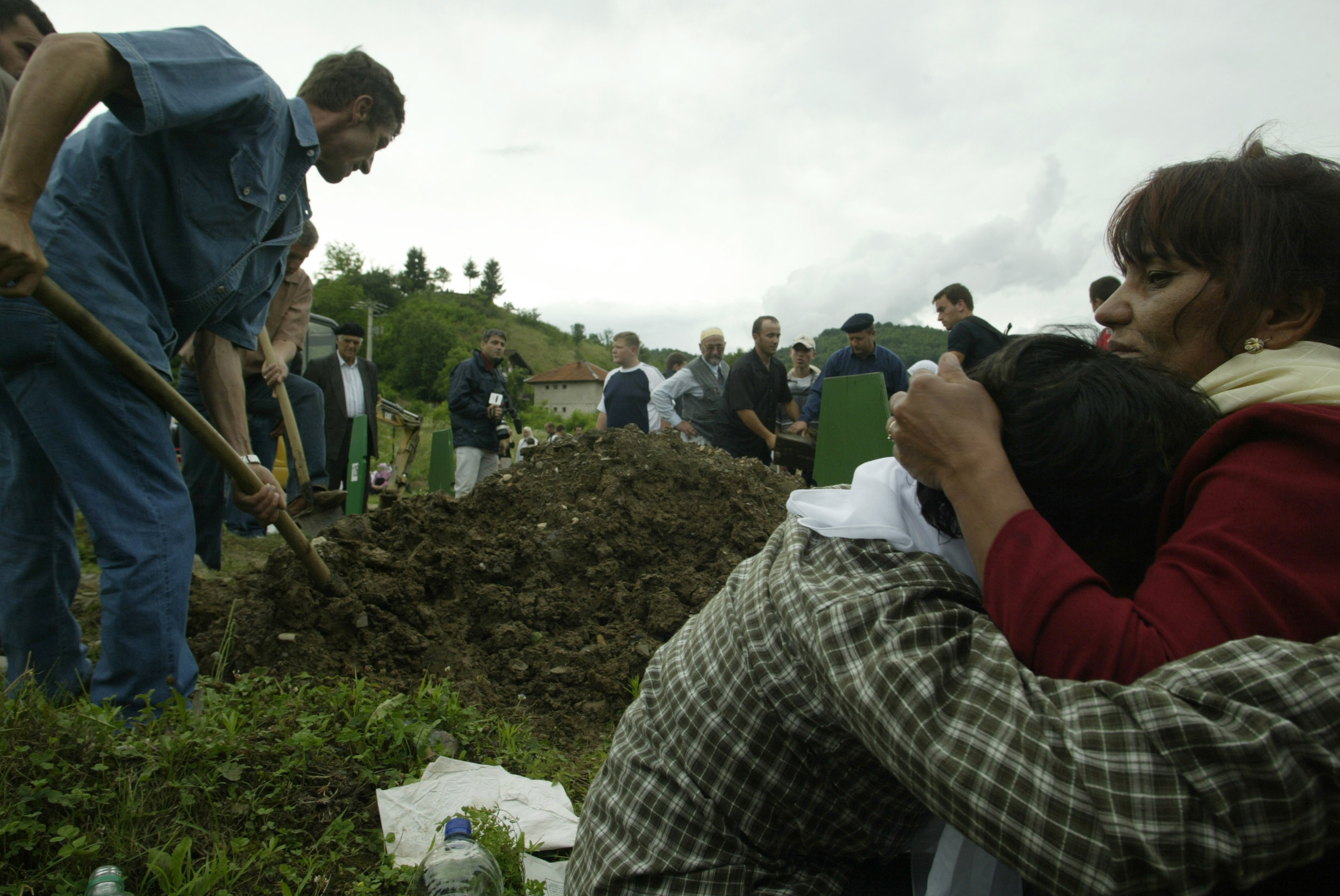 Entierro de los restos de las víctimas de la masacre de Srebrenica luego de su identificación, en 2005 (Shutterstock)