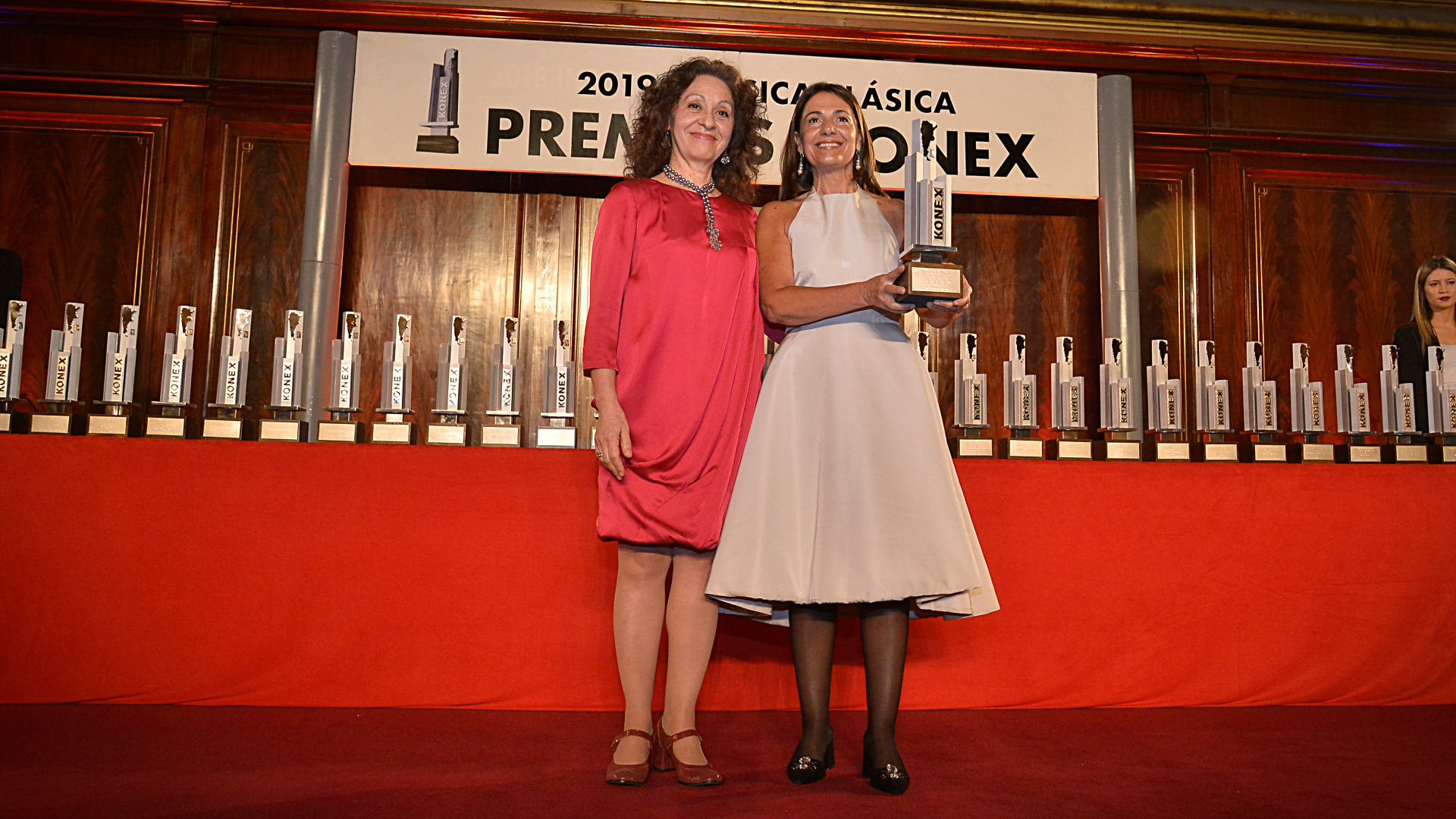 La soprano, Verónica Cangemi, recibió el premio en la categoría cantante femenina de la mano de la jurado Virginia Correa Dupuy