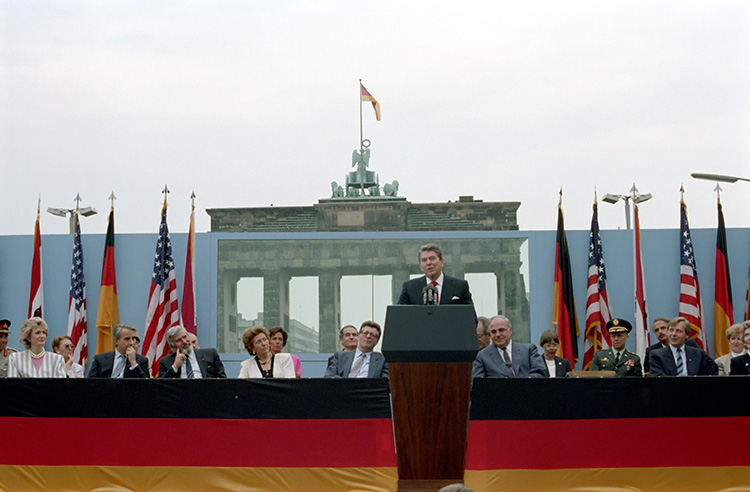 Ronald Reagan, en su histórico discurso frente a la puerta de Brandeburgo del 12 de junio de 1987, con su reclamo al líder soviético: