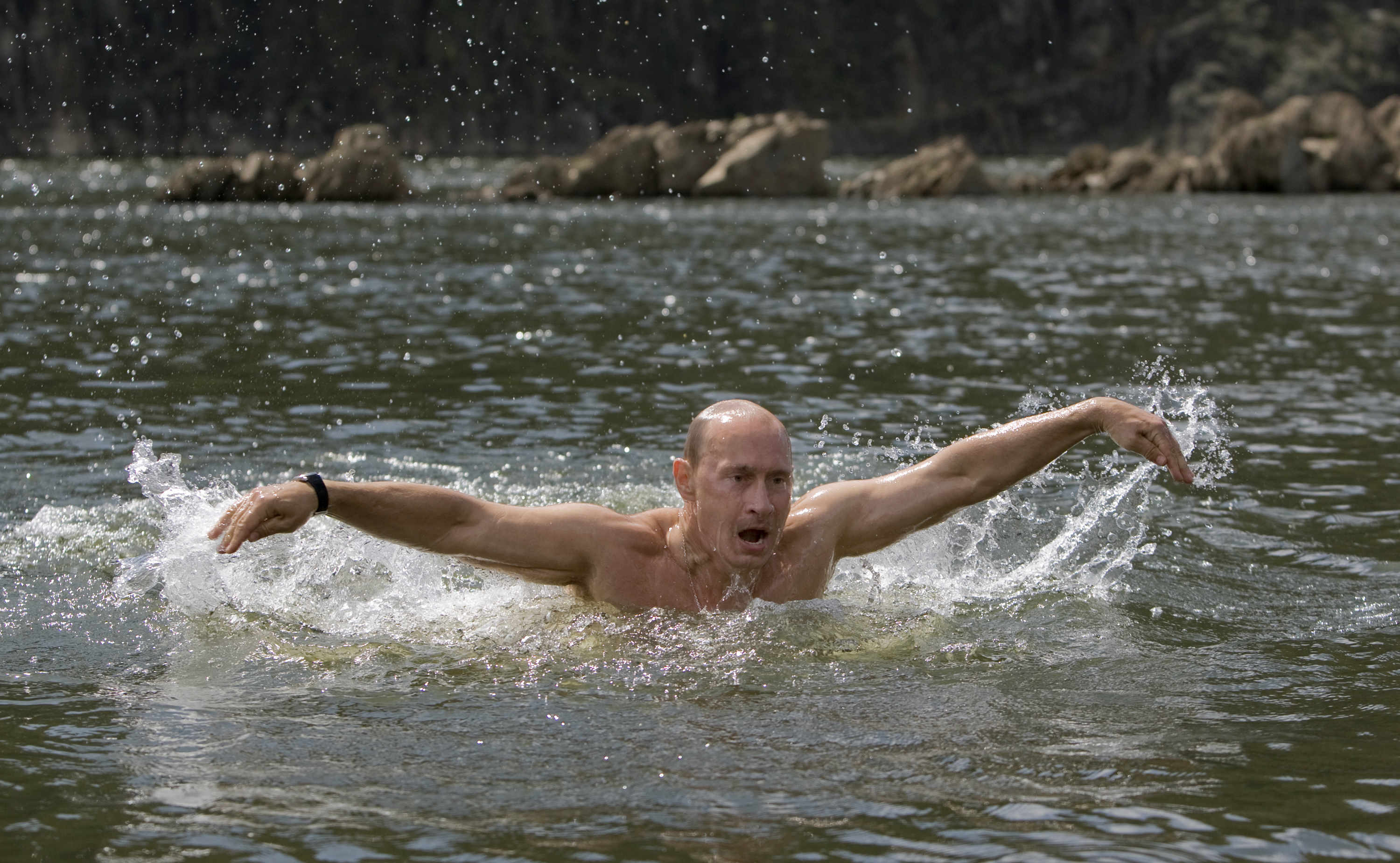 Hace una década, se mostró nadando durante sus vacaciones en en el sur de la Siberia