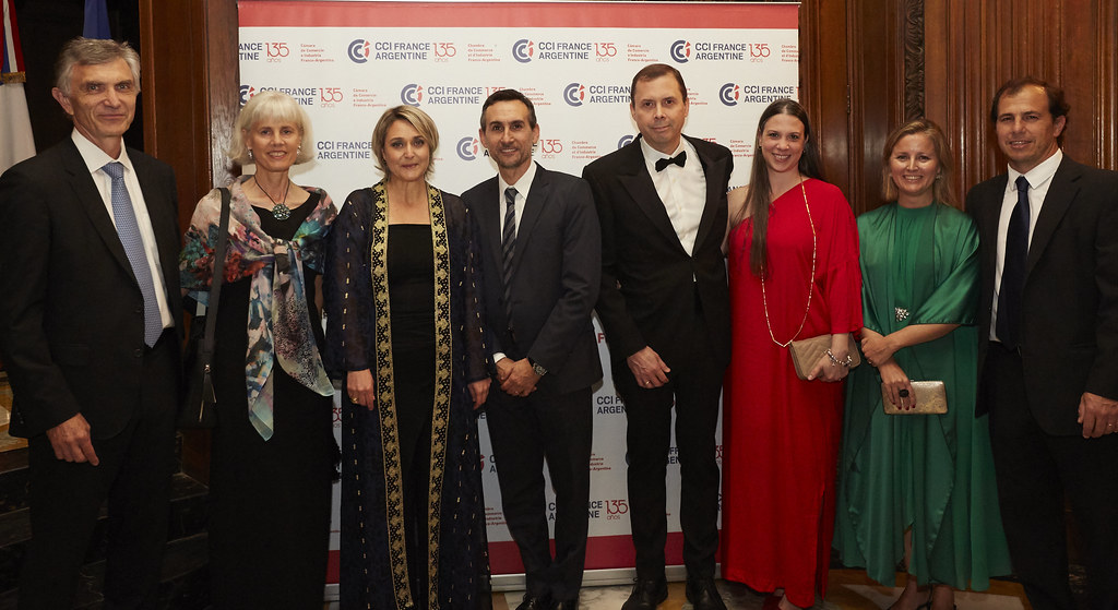 Dominique Marion, director general de Total Austral y su esposa Diane; Soledad Gaviglio y su esposo Luis Rodríguez, director general de Total Especialidades; Humberto Benedetti (Gas Cono Sur) y su esposa María Carmela Ochoa Seba; Florencia Chiesa, Gerente IT de Total Austral y su esposo Martín Toribio