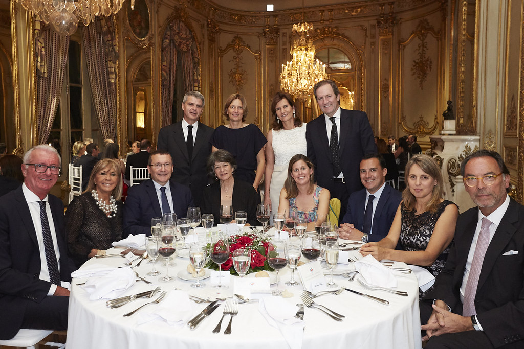 Sentados: Tullio Lanari, Country Manager de BNP PARIBAS; Susana Serra presidente del Grupo Suessa; Laurent Charpin, jefe de los Servicios Económicos del Cono Sur de la Embajada de Francia; Christine Pintat, presidente de Casa Rafael, Paula O’Farrell y su esposo Pablo Sánchez Liste, director de Comunicación, Asuntos Públicos, Sustentabilidad y Marketing de L’Oréal Argentina; Mariana Lehrer y su esposo Mauricio De Nuñez (Estudio Mauricio De Nuñez y Asociados). De pie: Hervé Pollet y su esposa Aude; Laurence Lechère y su marido Sebastián Gurmendi