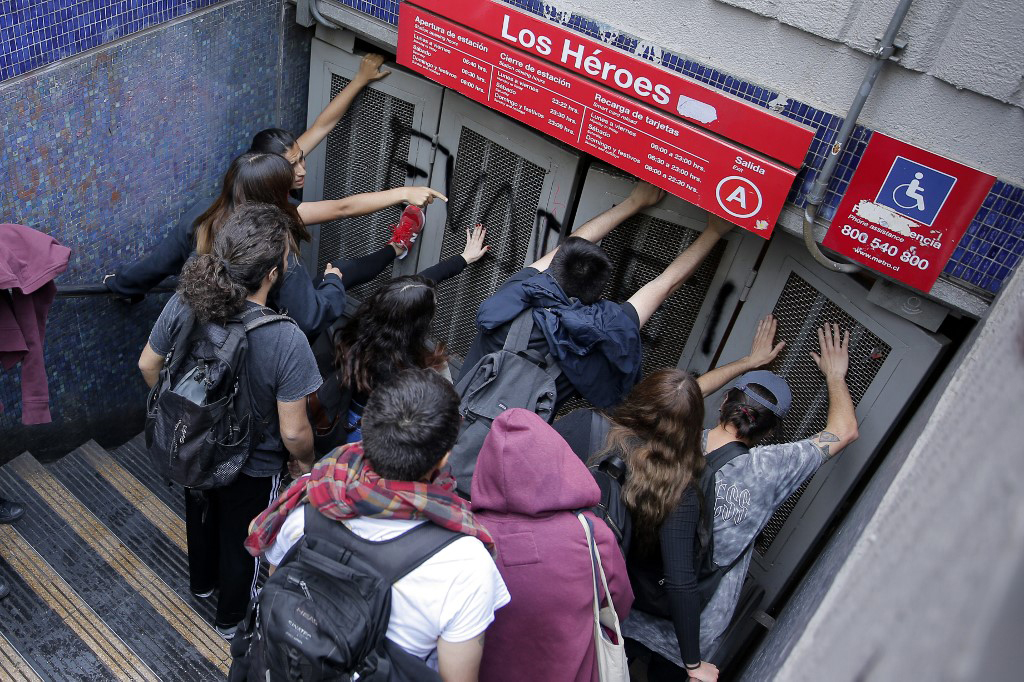 REVUELTA EN CHILE, ASI QUEDÓ EL METRO DE SANTIAGO 6ATCLQMNZRBBVHDPWJSHM7DQAA