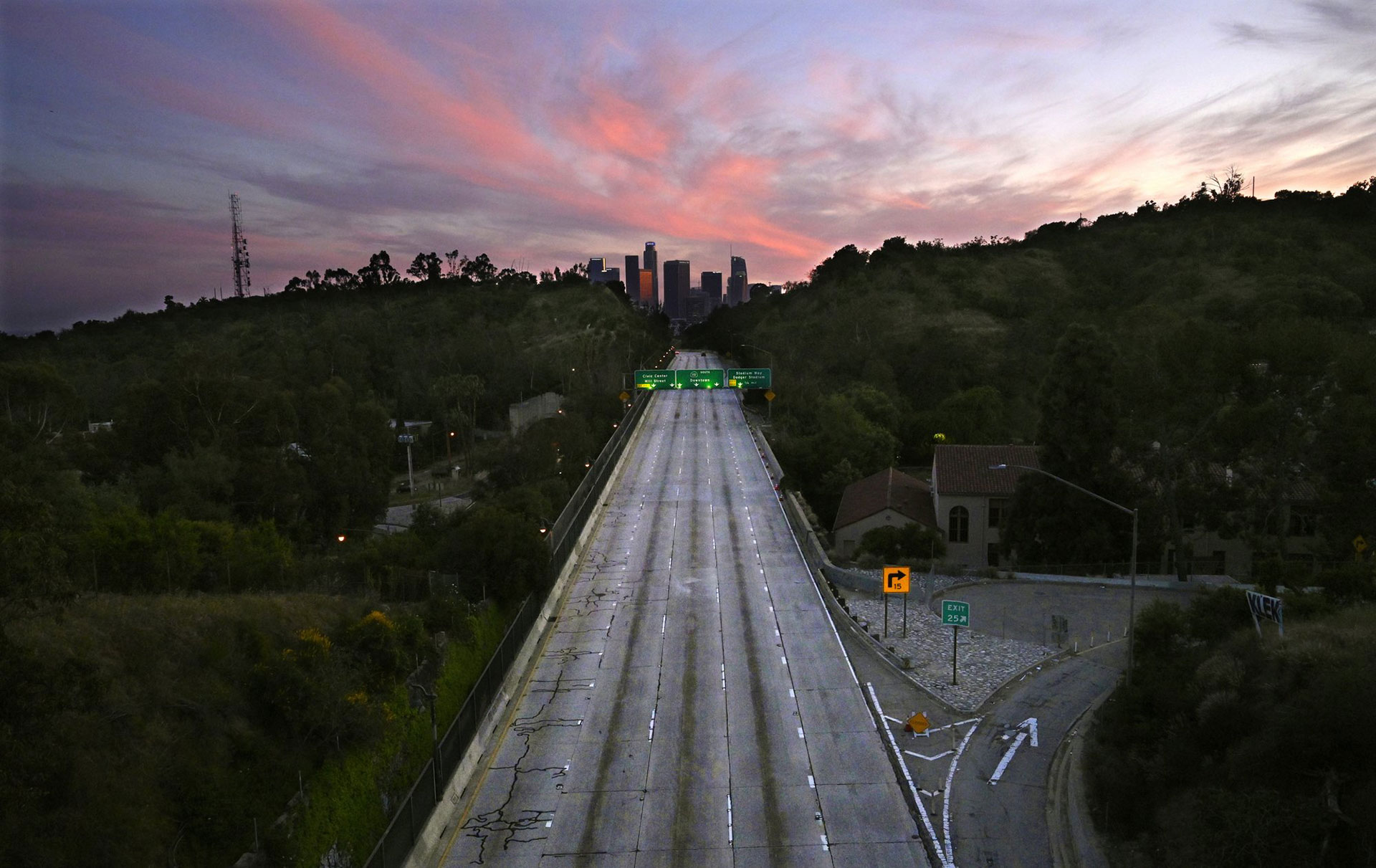 Los carriles vacíos de la autopista 110 Arroyo Seco que conduce al centro de Los Ángeles, California, el domingo 26 de abril de 2020 (Foto AP / Mark J. Terrill)