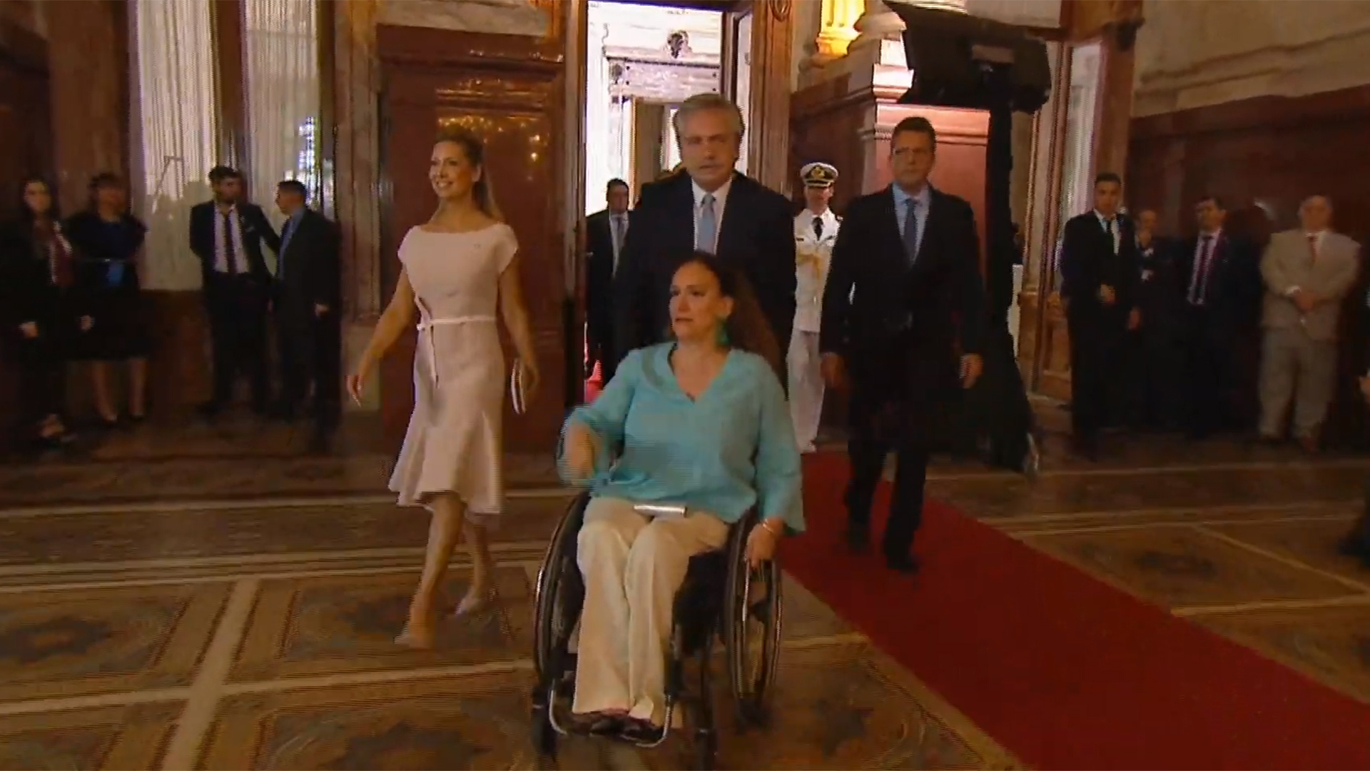 El presidente electo Alberto Fernández traslada a la vicepresidenta saliente, Gabriela Michetti