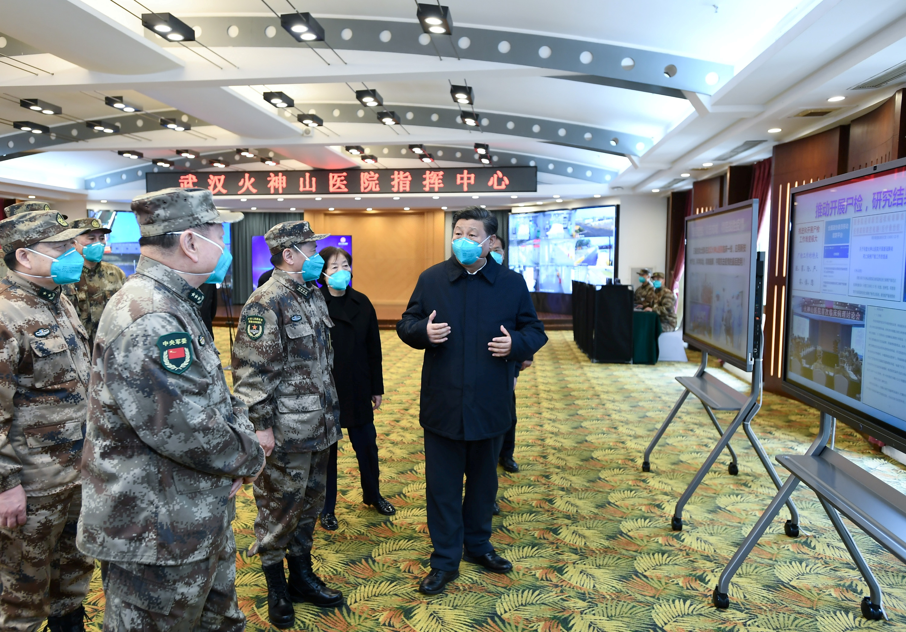 El presidente chino Xi Jinping en el Hospital Huoshenshan de Wuhan, el epicentro del brote de coronavirus, provincia de Hubei, China 10 de marzo de 2020 (Xie Huanchi/Xinhua vía REUTERS)