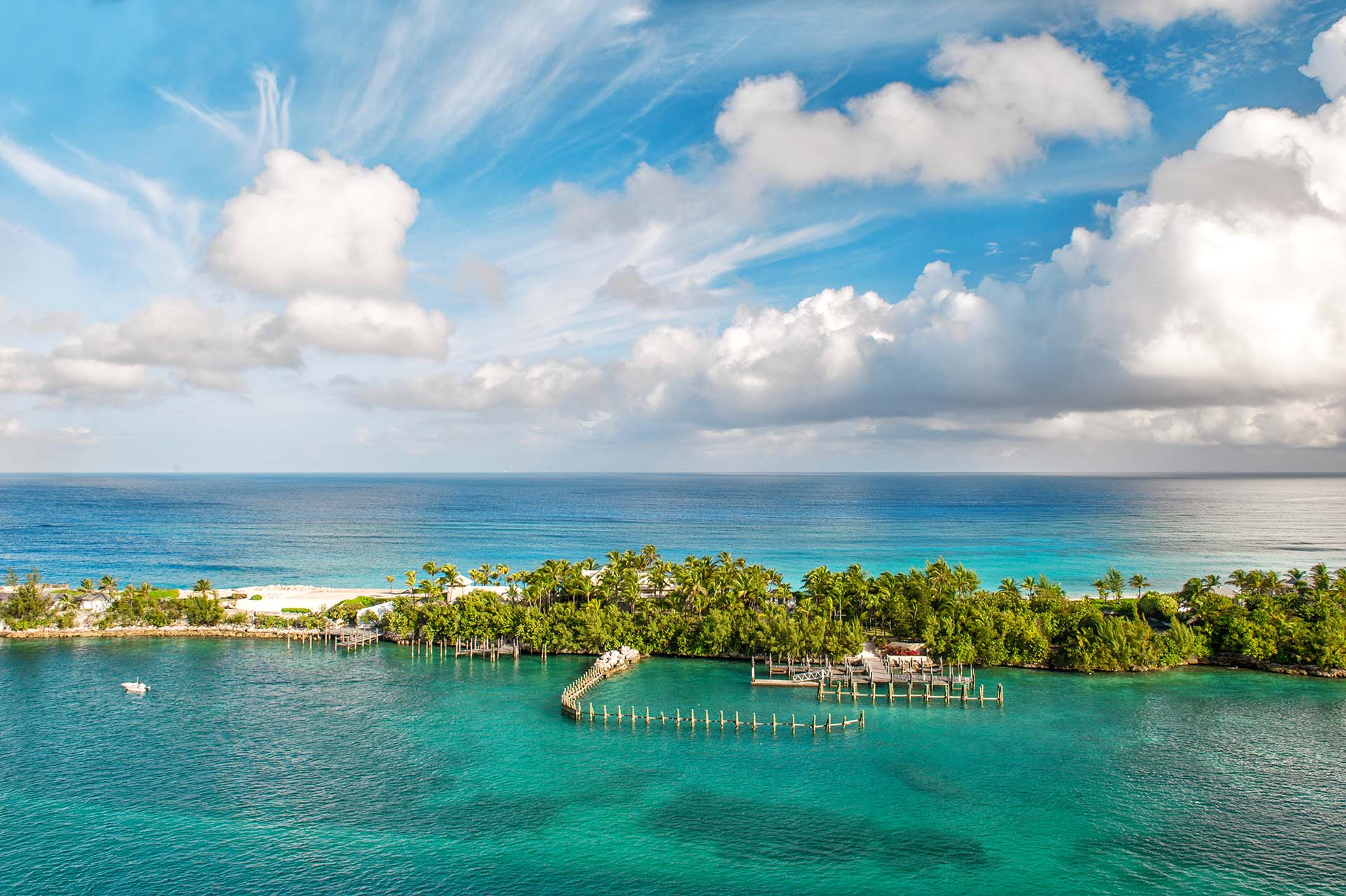 El invierno es un momento particularmente bueno para visitar las Bahamas, ya que los esfuerzos de recuperación posteriores al huracán Dorian reciben a los turistas con los brazos abiertos. La temperatura media en verano es de 27.7°C. Incluso en invierno, las temperaturas raramente descienden por debajo de los 20°C