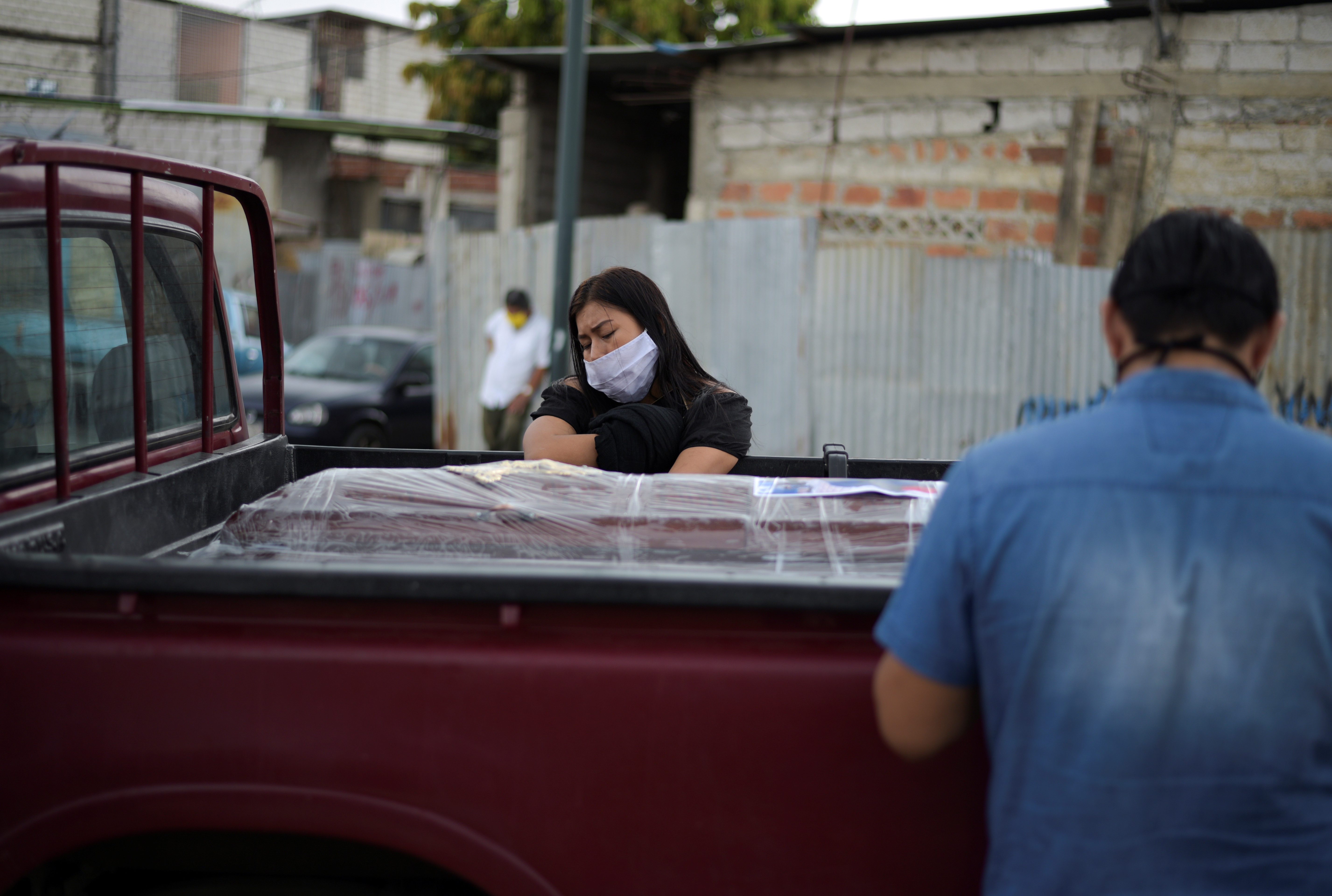 Una mujer llora al lado de un ataúd en Guayaquil (REUTERS/Vicente Gaibor del Pino)