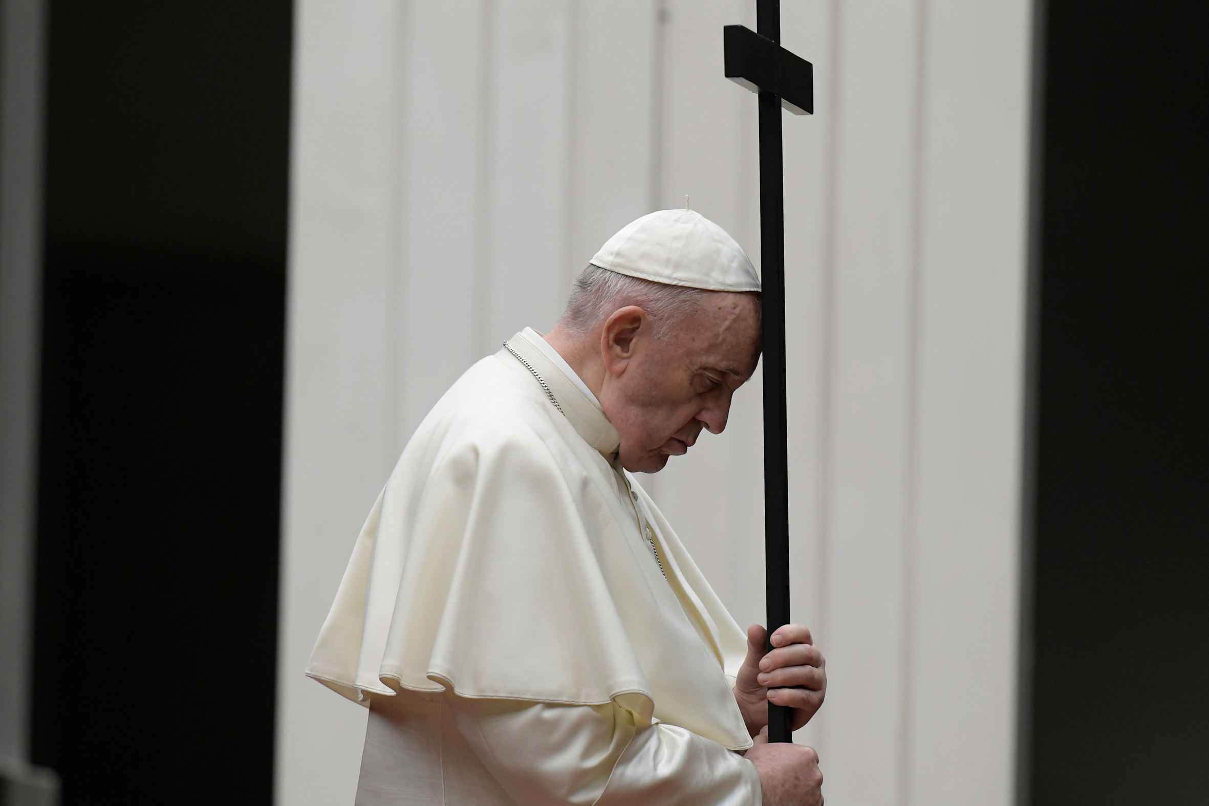 Fue la primera vez que la procesión, en conmemoración de las últimas horas de la vida de Jesús, no se celebra en el Coliseo de Roma desde que el Papa Pablo VI reintrodujo la tradición moderna en 1964. Foto: REUTERS