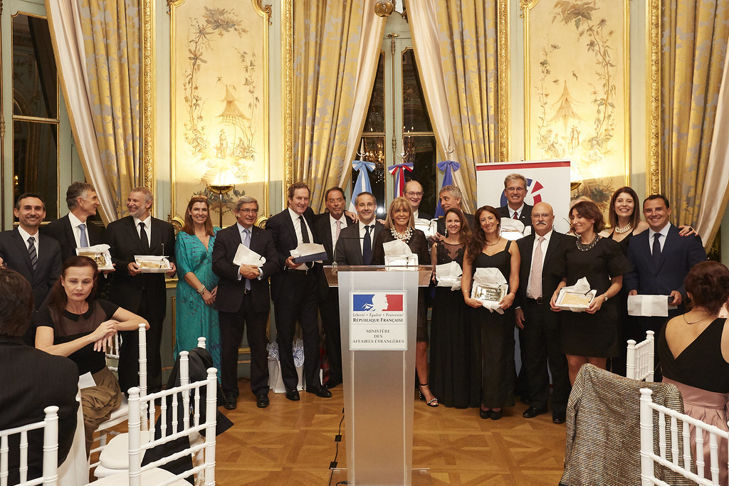 Entrega de placas conmemorativas: Luis Rodríguez, director general de Total Especialidades; Dominique Marion, director general de Total Austral; Alejandro Golfari director general de Lesaffre Argentina; Clarisa Urruti, CCI France Argentine; Javier Lozada, secretario general del Grupo Danone; Sebastián Gurmendi, Country Manager de Crédit Agricole CIB; Mauricio De Núñez, Estudio Mauricio De Núñez y Asociados; Rodrigo Pérez Graziano presidente de CCI France Argentine; Susana Serra, presidente de Grupo Suessa; Jean-Edouard De Rochebouët, presidente de la Fundación de Ayuda Mutua a los Franceses en Argentina; Yanina Balboa, directora de Recursos Humanos de Saint-Gobain para Argentina, Chile y Perú; Fabián García, director general de Weber Saint Gobain Argentina; Paula Bercovich Pereyra, gerente de Marketing y Comunicación Corporativa de Veolia Argentina; José Miguel Puccinelli, socio del Estudio Beccar Varela; Juan Carlos Hegoauburu, presidente de Veolia Argentina; Silvina Zeitune, gerente de Marketing de Pierre Fabre; Liliana Hidalgo, directora general de CCI France Argentine, y Pablo Sánchez Liste, director de Comunicación, Asuntos Públicos, Sustentabilidad y Marketing de L’Oréal, al recibir la placa conmemorativa en agradecimiento por su gran compromiso durante más de 30 años como miembros de CCI France Argentine /// Fotos: Gentileza CCI France Argentine