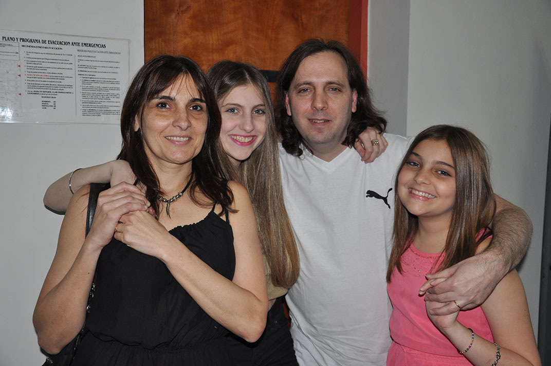 Pablo Zarnicki con su familia: su esposa Cecilia, y sus hijas Mica (19) y Sol (16),