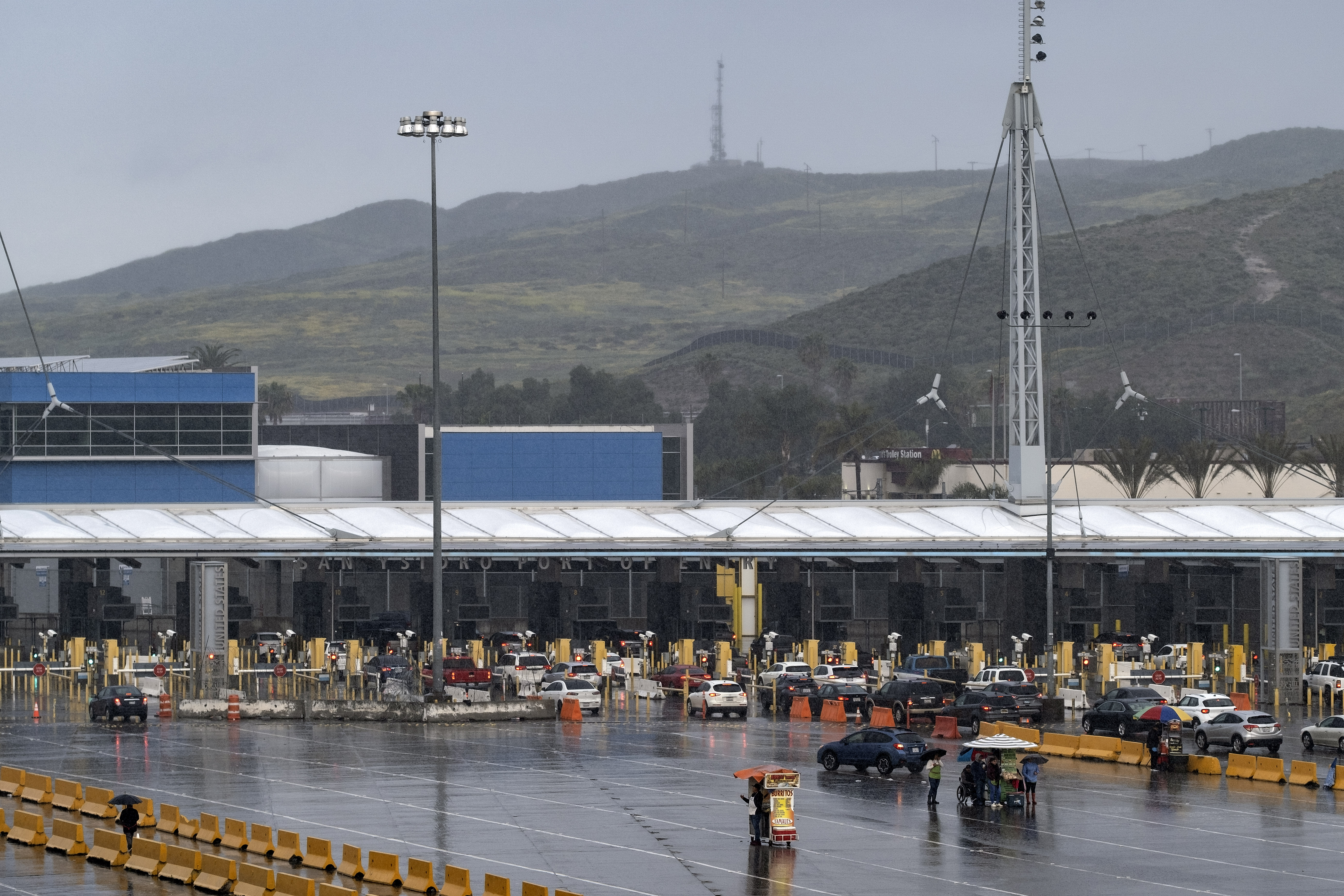 Vista del puerto de entrada de San Ysidro cuando pocos automóviles ingresan a los EE. UU. Desde Tijuana, estado de Baja California, México, el 19 de marzo de 2020.