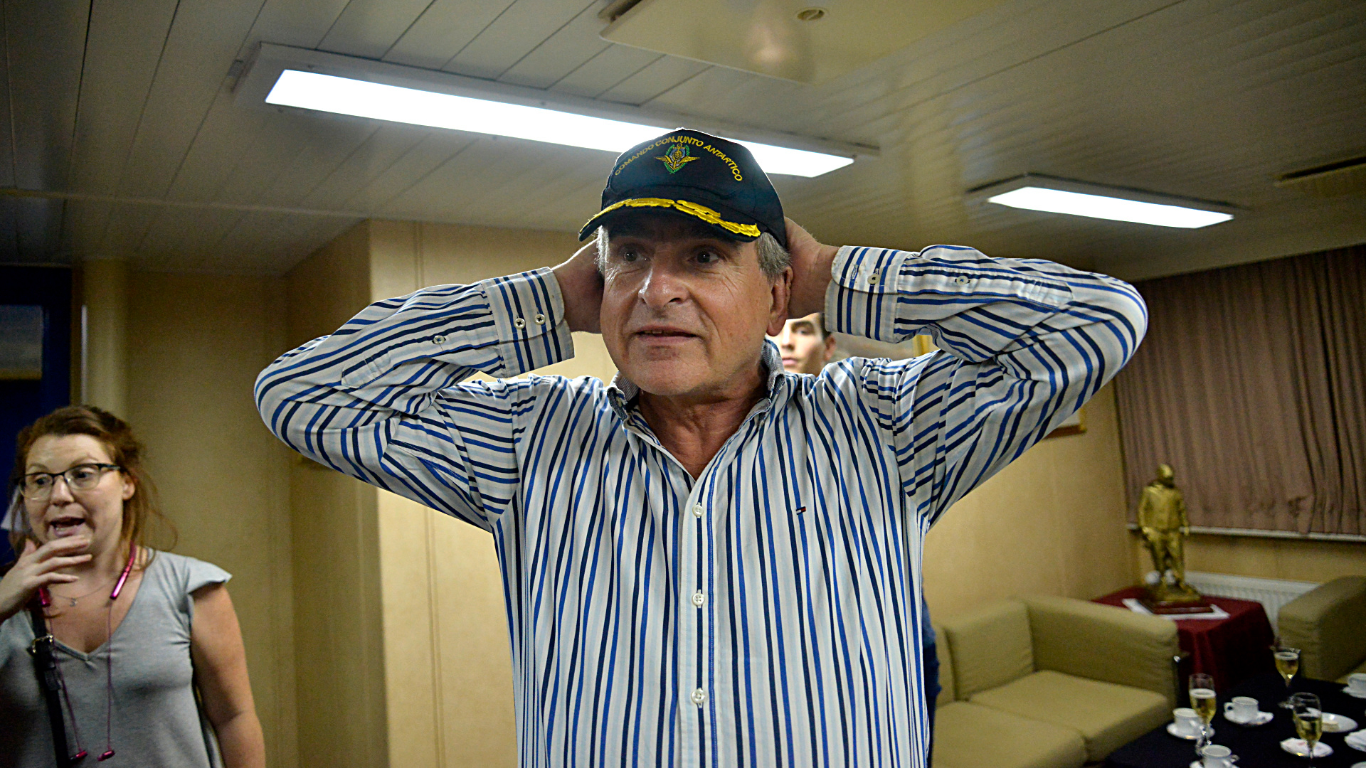 El ministro de Defensa, Agustín Rossi, probándose la gorra de capitán