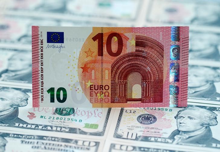 Billetes de dólares y euros en una ilustración. FOTO DE ARCHIVO. REUTERS/Heinz-Peter Bader/