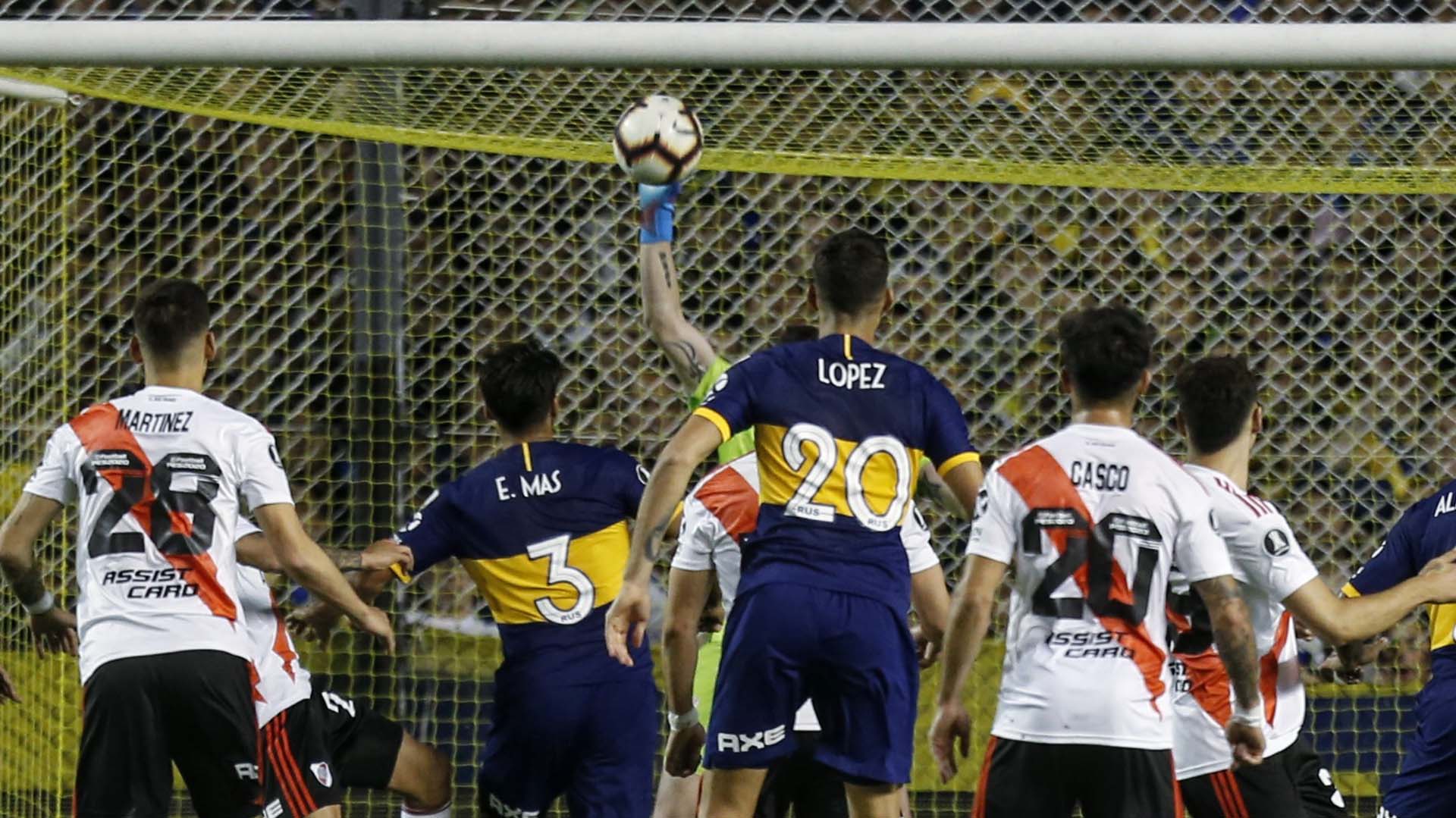 Sobre el final del primer tiempo, Armani sacó una pelota que pegó en montiel y evitó el gol en contra