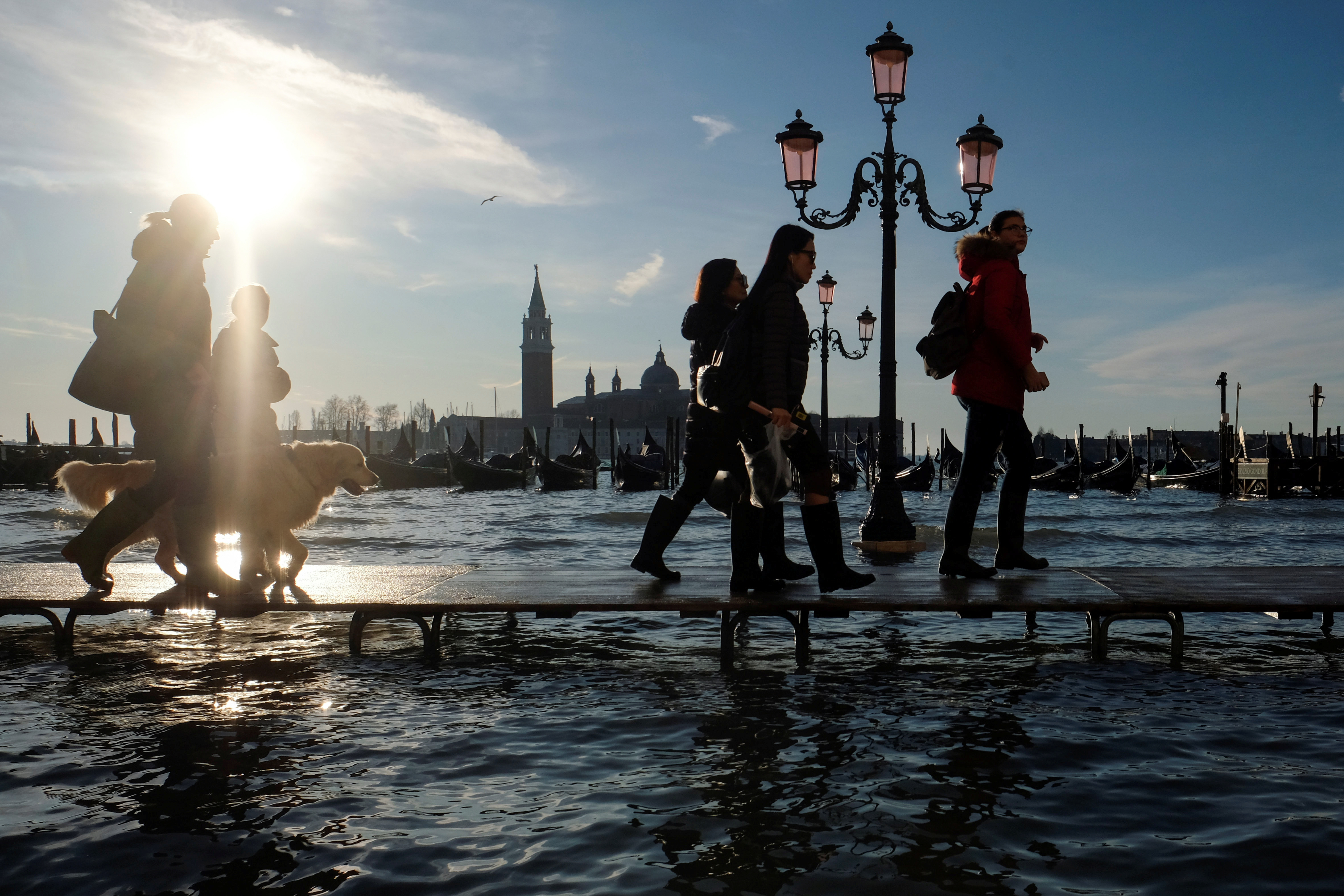 La gente camina durante la marea alta en Venecia, (REUTERS/Manuel Silvestri)