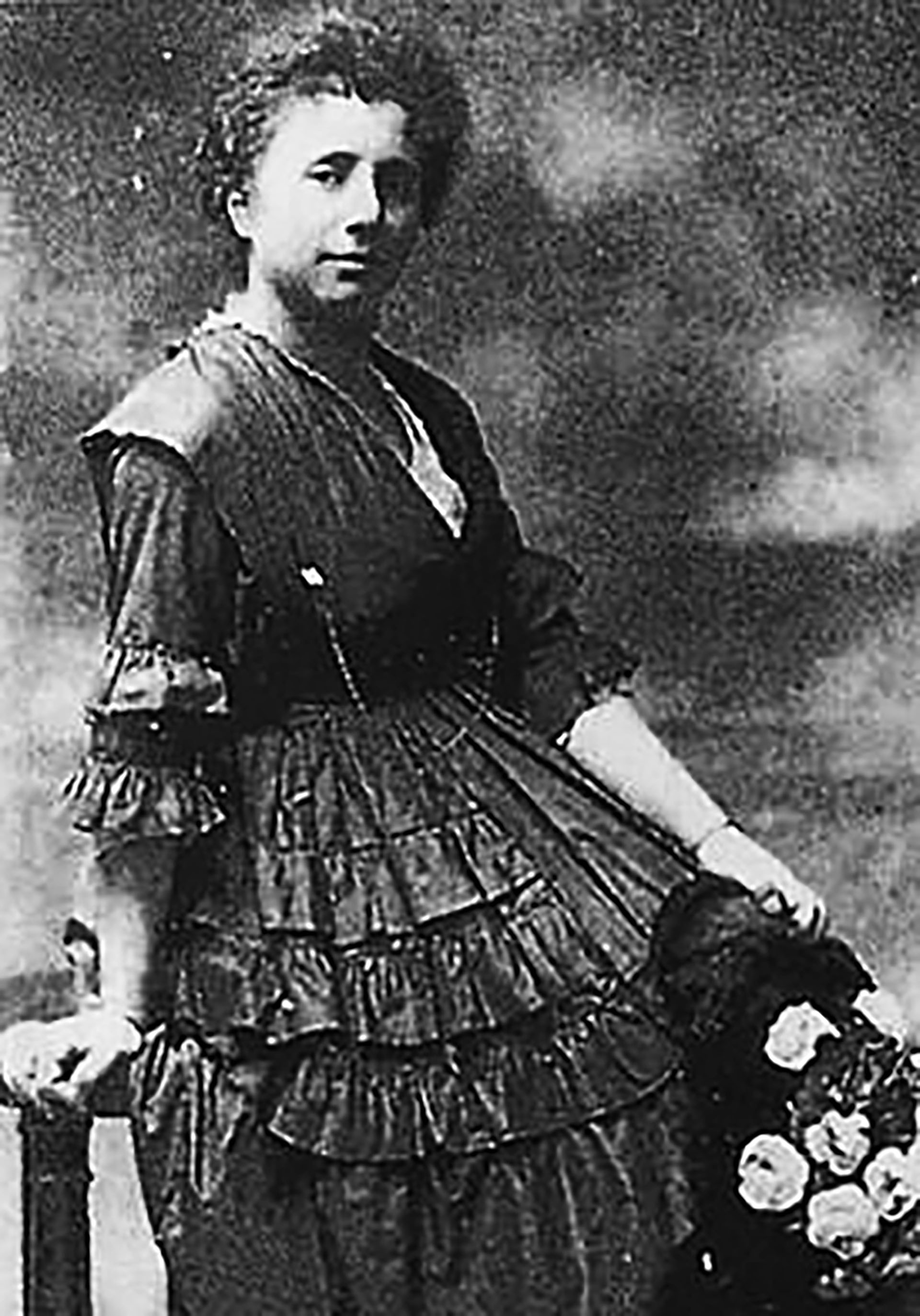 Desde muy joven, cuando era socialista, Margherita se había declarado atea. Y luego de 1929 -cuando Mussolini firmó con El Vaticano los célebres Pactos de Letrán- se había convertido al catolicismo, convenientemente. Todo eso no impidió que se la considerara judía y que desde 1938 sus libros fueran retirados de circulación y que se le impidiera trabajar, contratar empleados o hablar en público en Italia.(Dominio público)