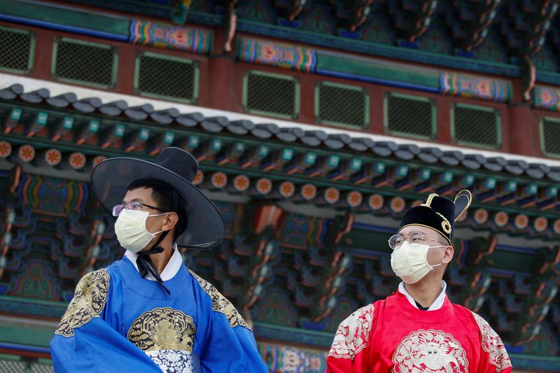 Foto de un grupo de hombres usando máscaras para prevenir el coronavirus en Seúl, Corea del Sur (REUTERS/Heo Ran)