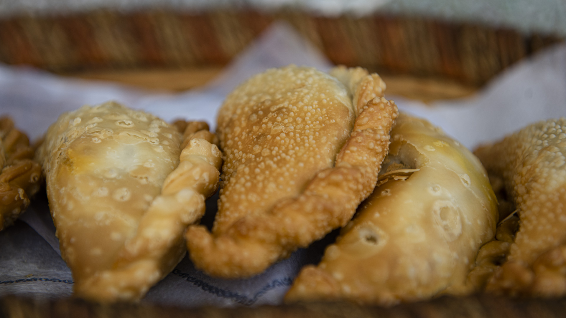 Otro de los hit del lugar fueron las empanadas salteñas, que las dueñas del food truck Rincón de Pau, contaron los ingredientes: papa, huevo, cebolla de verdeo, cebolla común, carne y morrón y son fritas. Agregó que los condimentos son el único secreto para su sabor