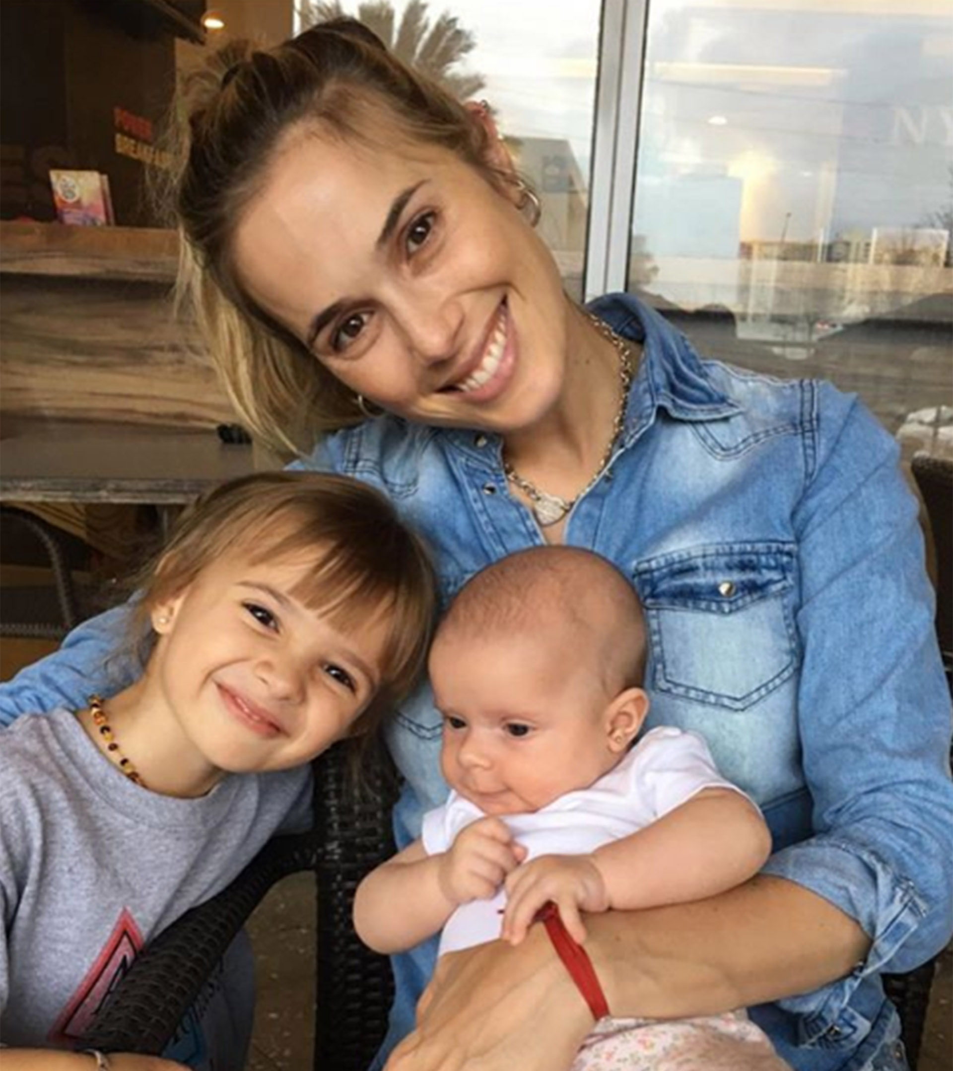 Chechu Bonelli con sus hijas, Lupe y Carmela