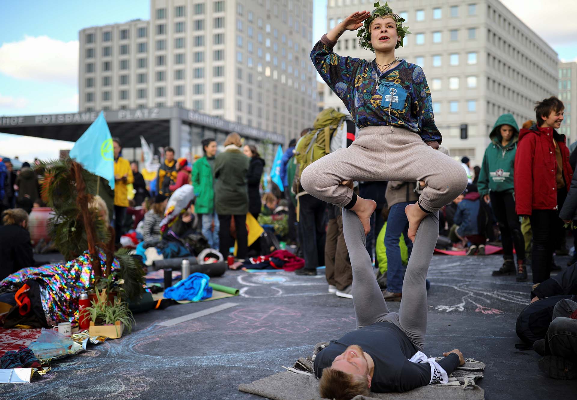 Activistas climáticos asisten a una protesta de rebelión de extinción en la plaza Potsdamer Platz en Berlín, Alemania, el 7 de octubre de 2019. REUTERS / Hannibal Hanschke