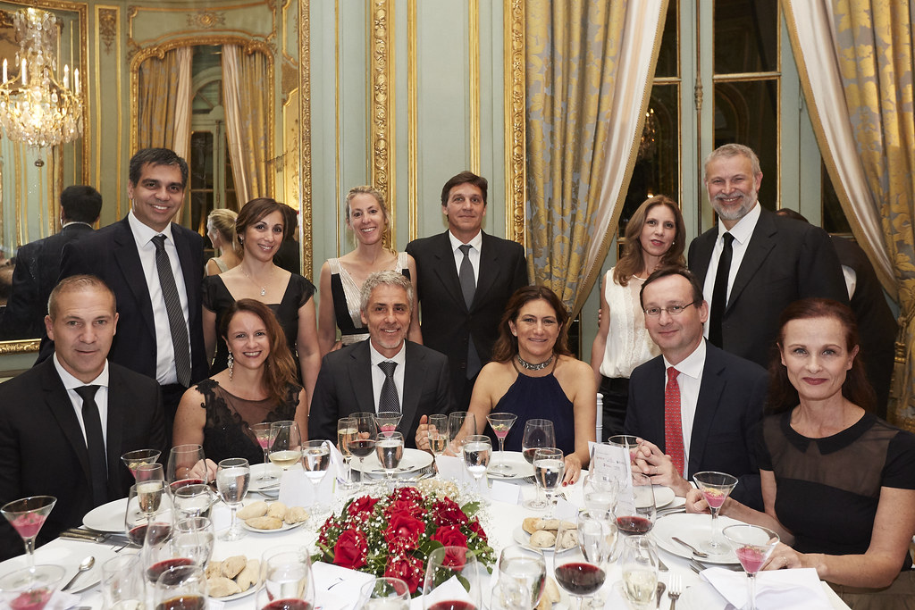 Sentados: Juan Carlos Vidal y su esposa Yanina Balboa (Saint-Gobain para Argentina, Chile y Perú); Fabián García (Webber Saint-Gobain) y su esposa Gabriela Roselló, gerente de Asuntos Públicos de Total Austral y vicepresidente 2º de CCI France Argentine; Arnaud Roux, 1er Consejero de la embajada de Francia y su esposa Sonia. De pie: Hernán Mendiola, CFO de Lesaffre y su esposa Vanesa Almeida; Sofía Müller y su marido Gastón Gibaut (Lesaffre); Carolina Bonta y su esposo Alejandro Golfari, director general de Lesaffre