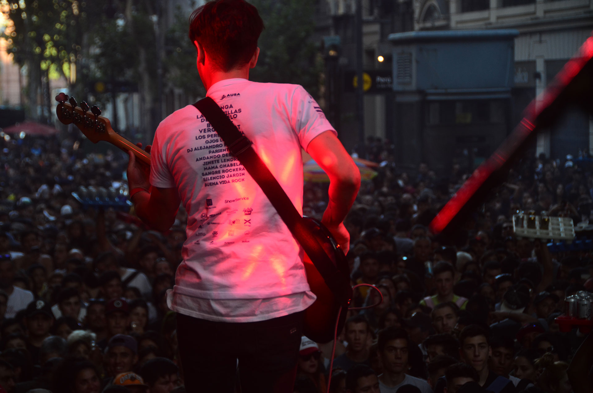 El CAMINATON #2kmxSida es un recital itinerante con la participación de una variedad de artistas tocando música sobre un escenario en movimiento y con el público acompañando en todo el recorrido, en una clara manifestación cultural a favor de la lucha contra el VIH-ITS, dando un mensaje constante de prevención y del uso correcto del preservativo
