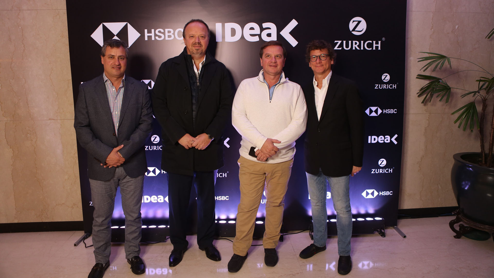 Juan Napoli, Presidente del Banco de Valores (segundo desde la izquierda); Gabriel Martino, Presidente de HSBC Argentina (primero desde la derecha)