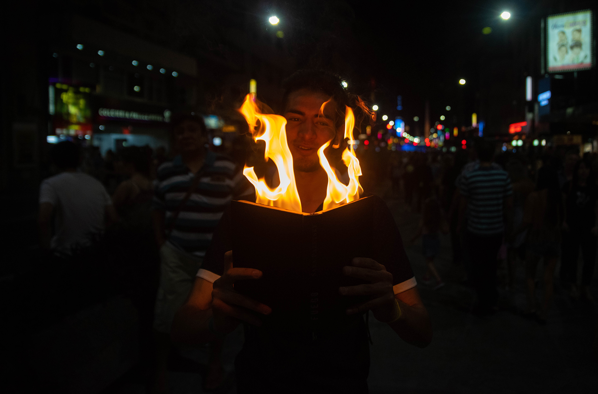 Una de las expresiones artísticas de la noche: un joven leyendo un libro en llamas.