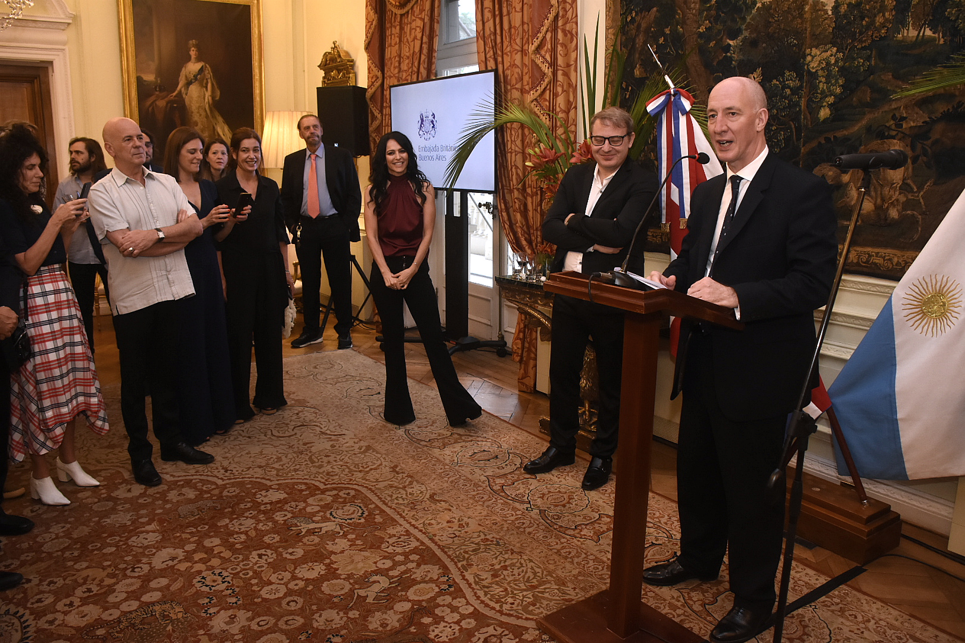 El embajador británico Mark Kent junto a Cindy Teperman y Axel Kuschevatzky
