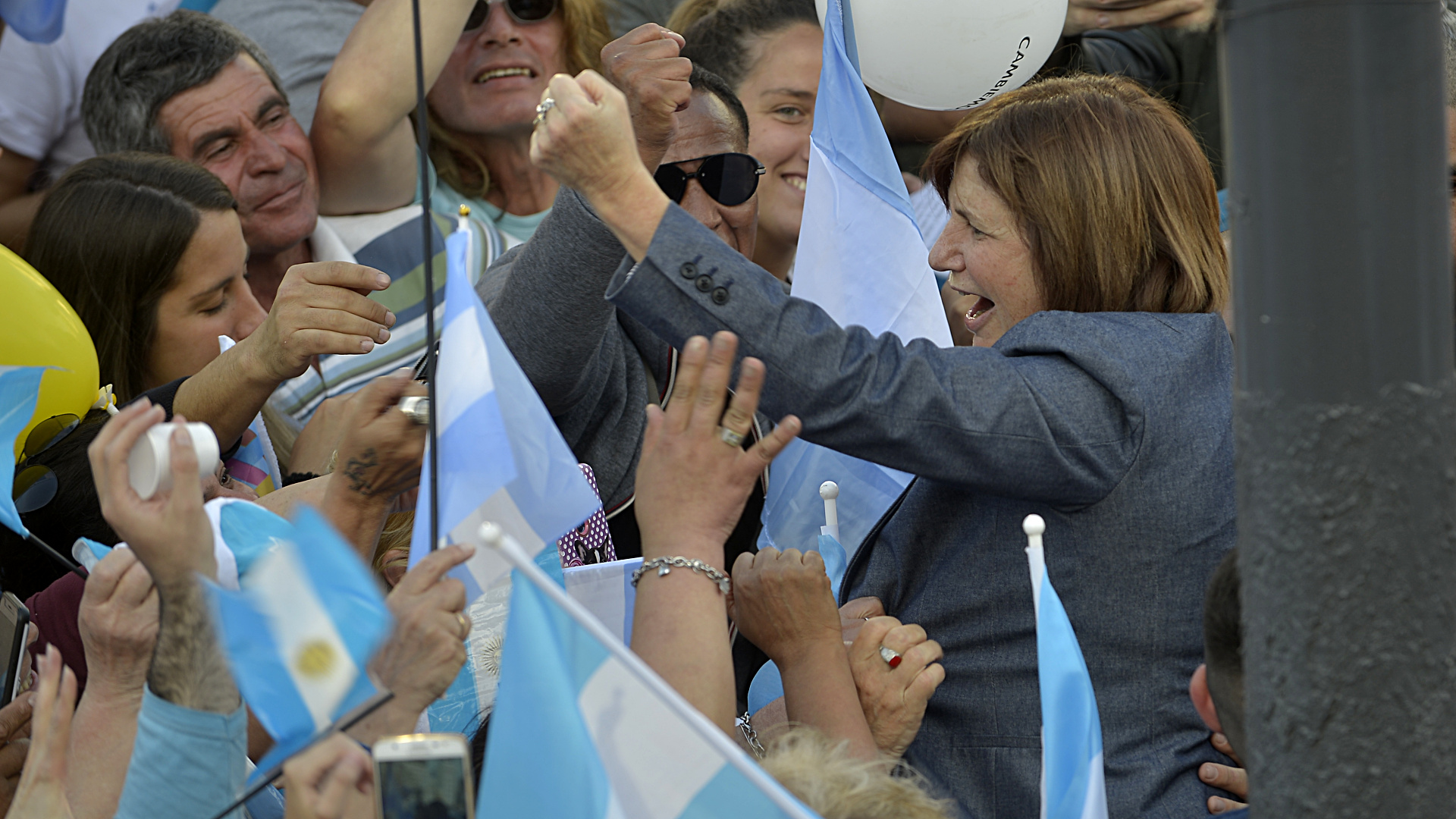 Una eufórica Patricia Bullrich, ministra de Seguridad, llegando al acto