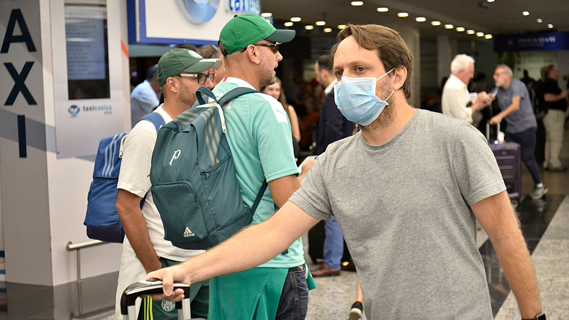 El coronavirus se puede transmitir de persona a persona a través del aire, al toser y estornudar, al tocar o estrechar la mano de una persona enferma, o al tocar un objeto o superficie contaminada con el virus y luego tocarse la boca, la nariz o los ojos antes de lavarse las manos