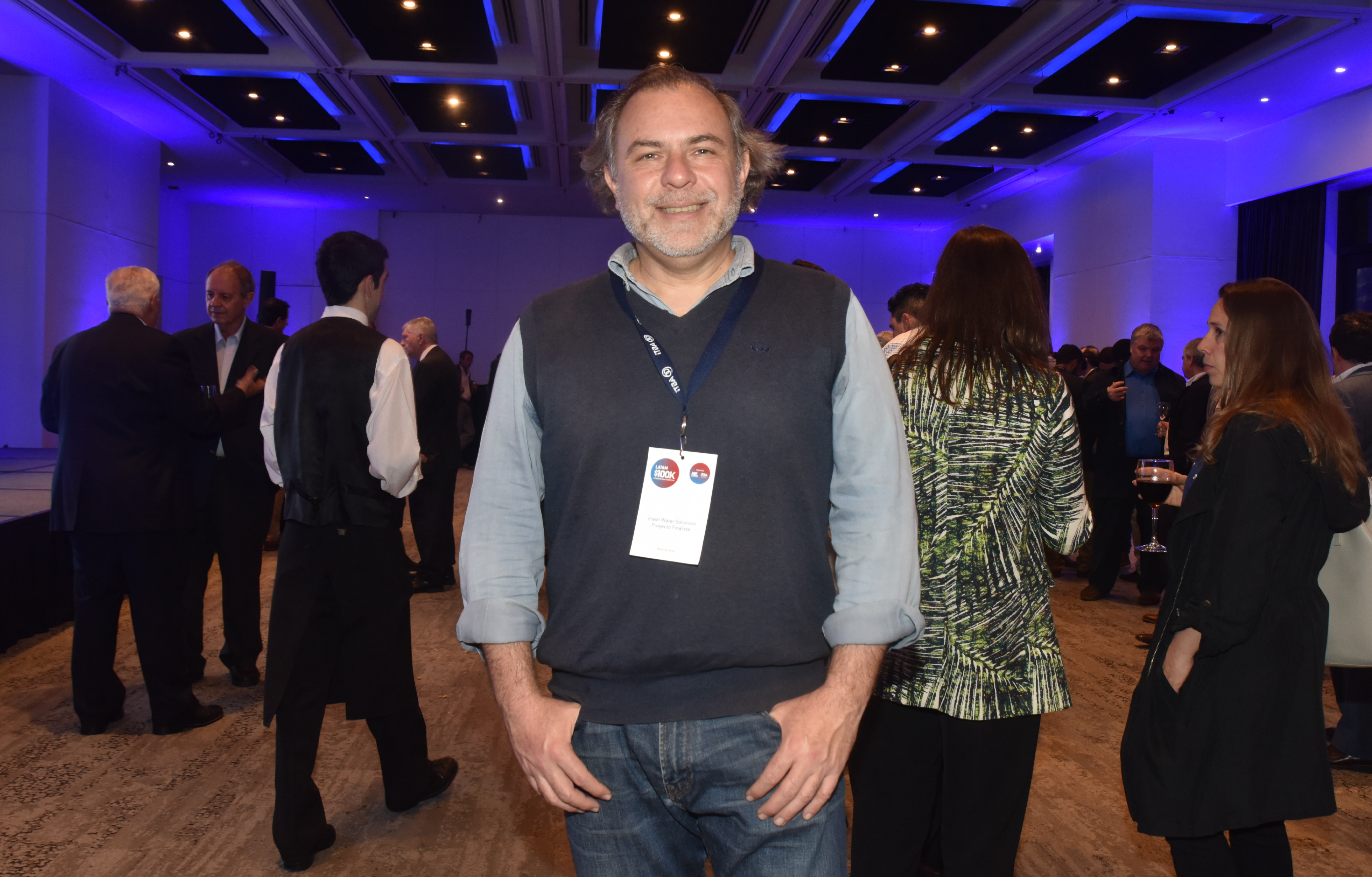 Héctor Pino (Chile) desarrolló Fresh Water Solutions. La startup utiliza una tecnología que permite obtener agua purificada del aire, la cual acelera el ciclo natural del agua, que pasa por un proceso de filtrado, purificación y esterilización. Con este sistema se obtienen entre 5 y 30 litros de agua por día.