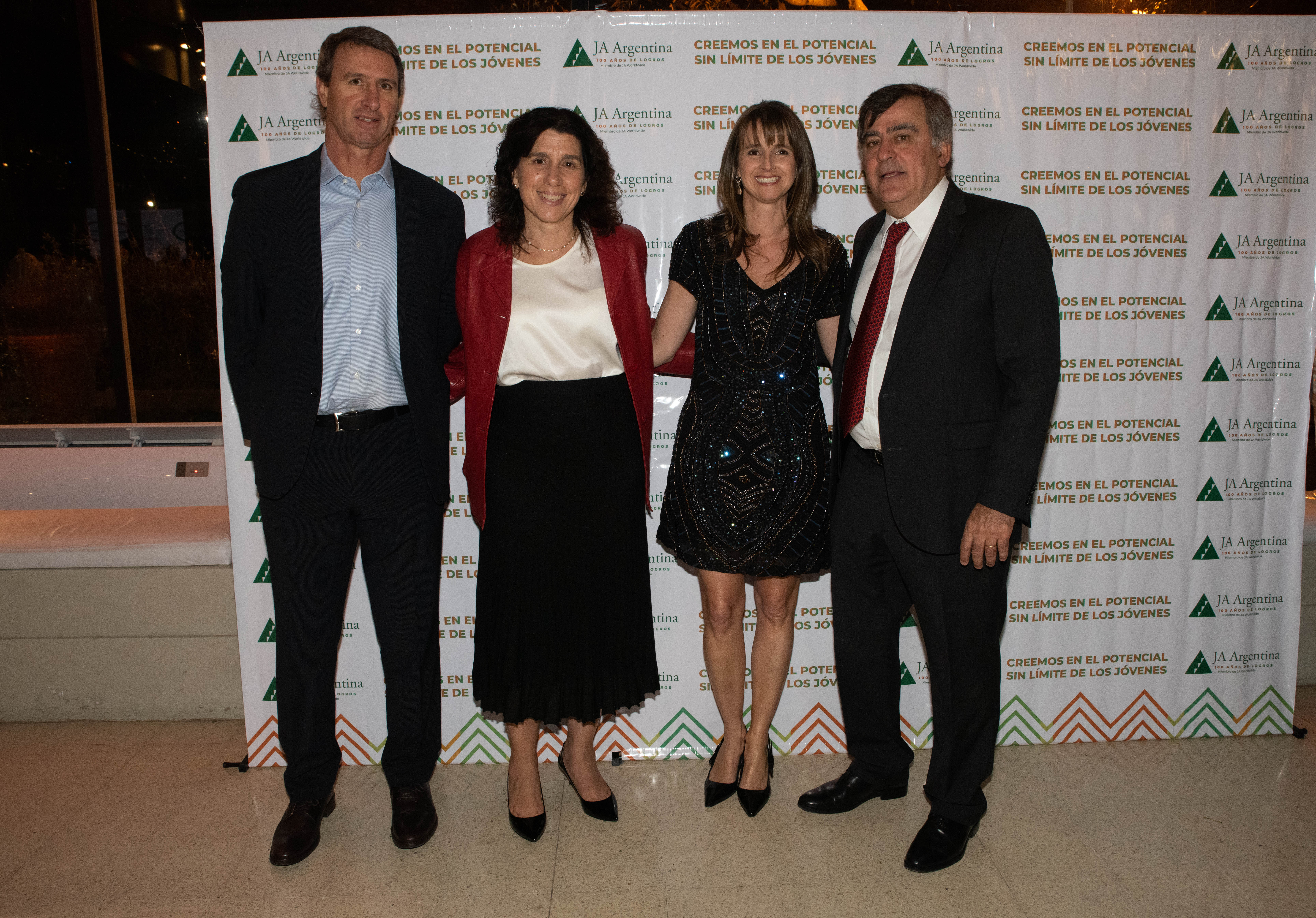 Carola Fratini, regional Head of Commercial Insurance de Zurich, junto a su esposo y Nöel Zemborain
