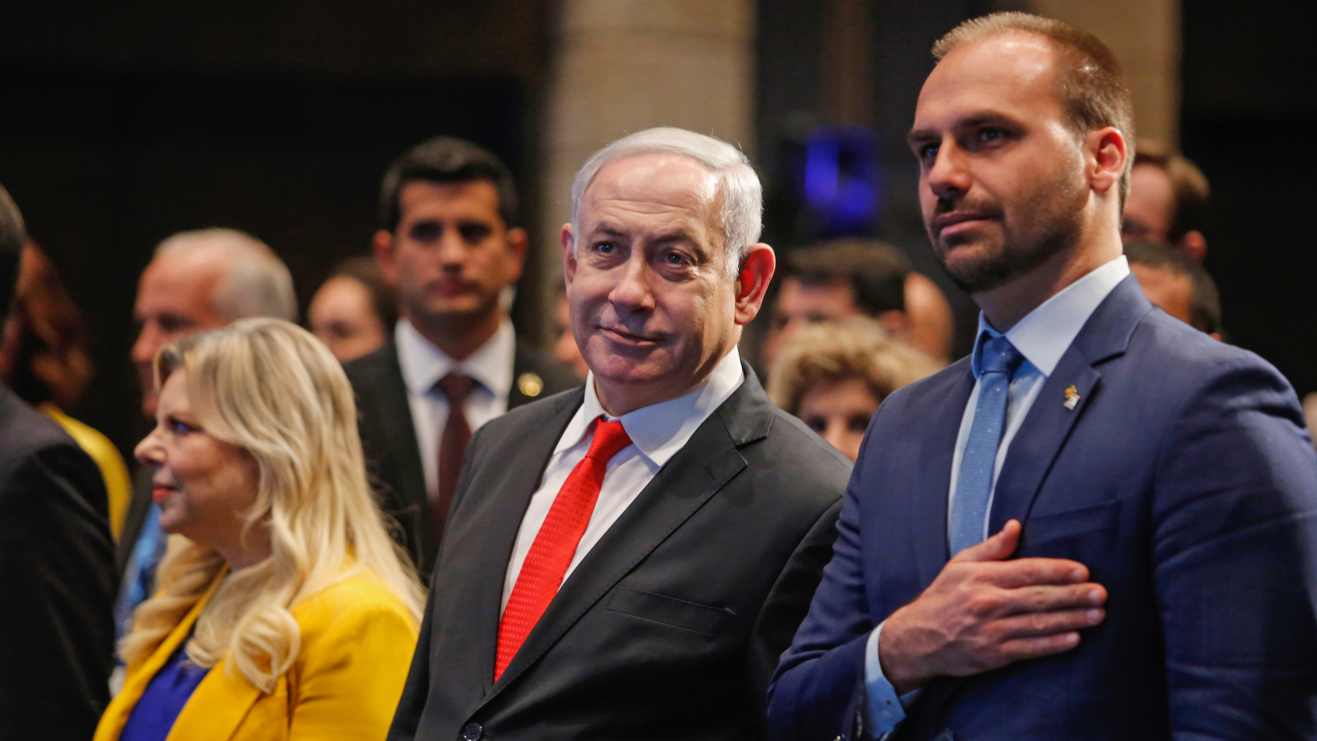 El premier israelí Benjamin Netanyahu junto a Eduardo Bolsonaro (Gil COHEN-MAGEN / AFP)