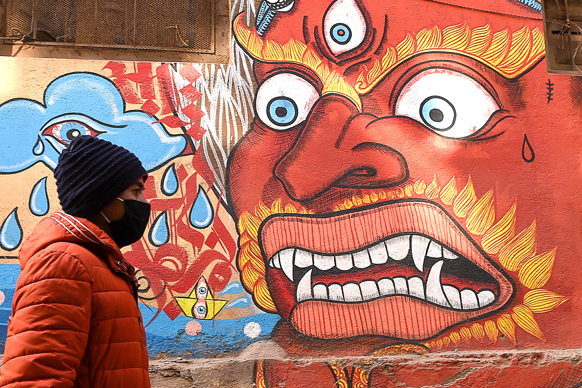Un residente con una máscara protectora camina en el área de la Plaza Patan Durbar en Katmandú el 10 de febrero de 2020 (PRAKASH MATHEMA / AFP)