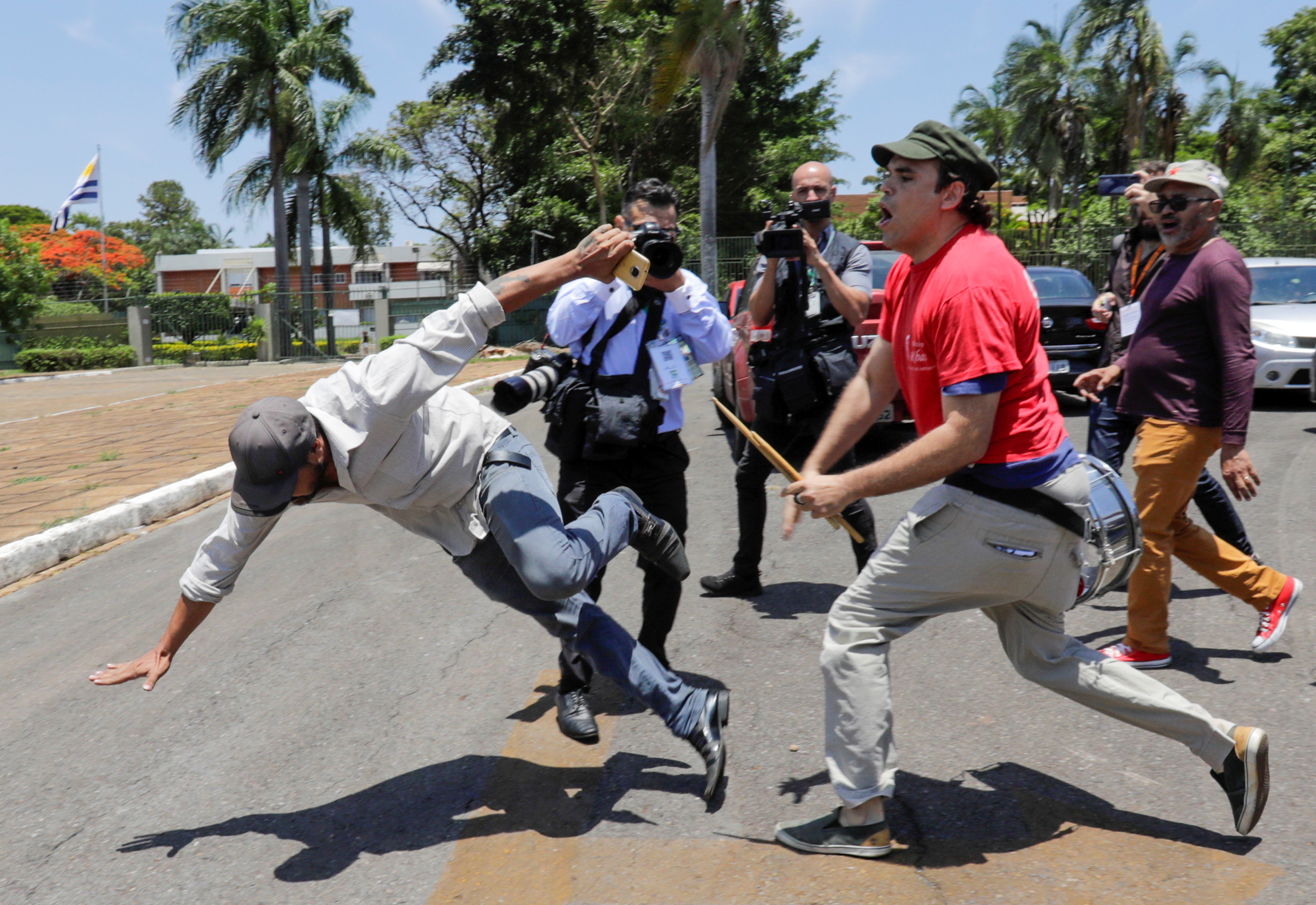 El seguidor de Guaidó cae el piso golpeado por un chavista
