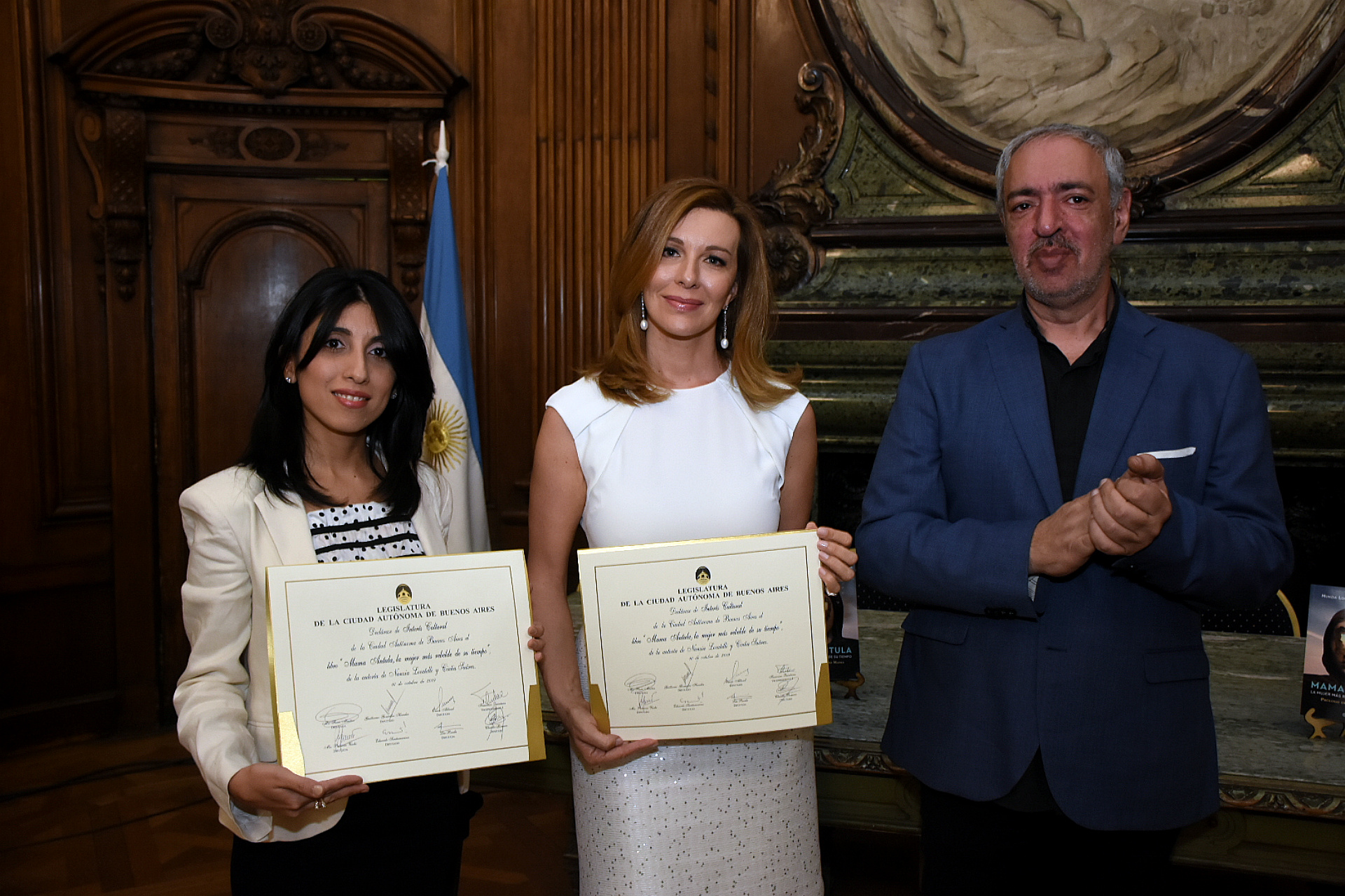 En el Salón San Martín, la Legislatura de la Ciudad Autónoma de Buenos Aires declaró de Interés Cultural al libro “Mama Antula, la mujer más rebelde de su tiempo”, escrito por la santiagueña Cintia Suárez y la italiana Nunzia Locatelli. Este reconocimiento fue impulsado por el diputado Omar Abboud